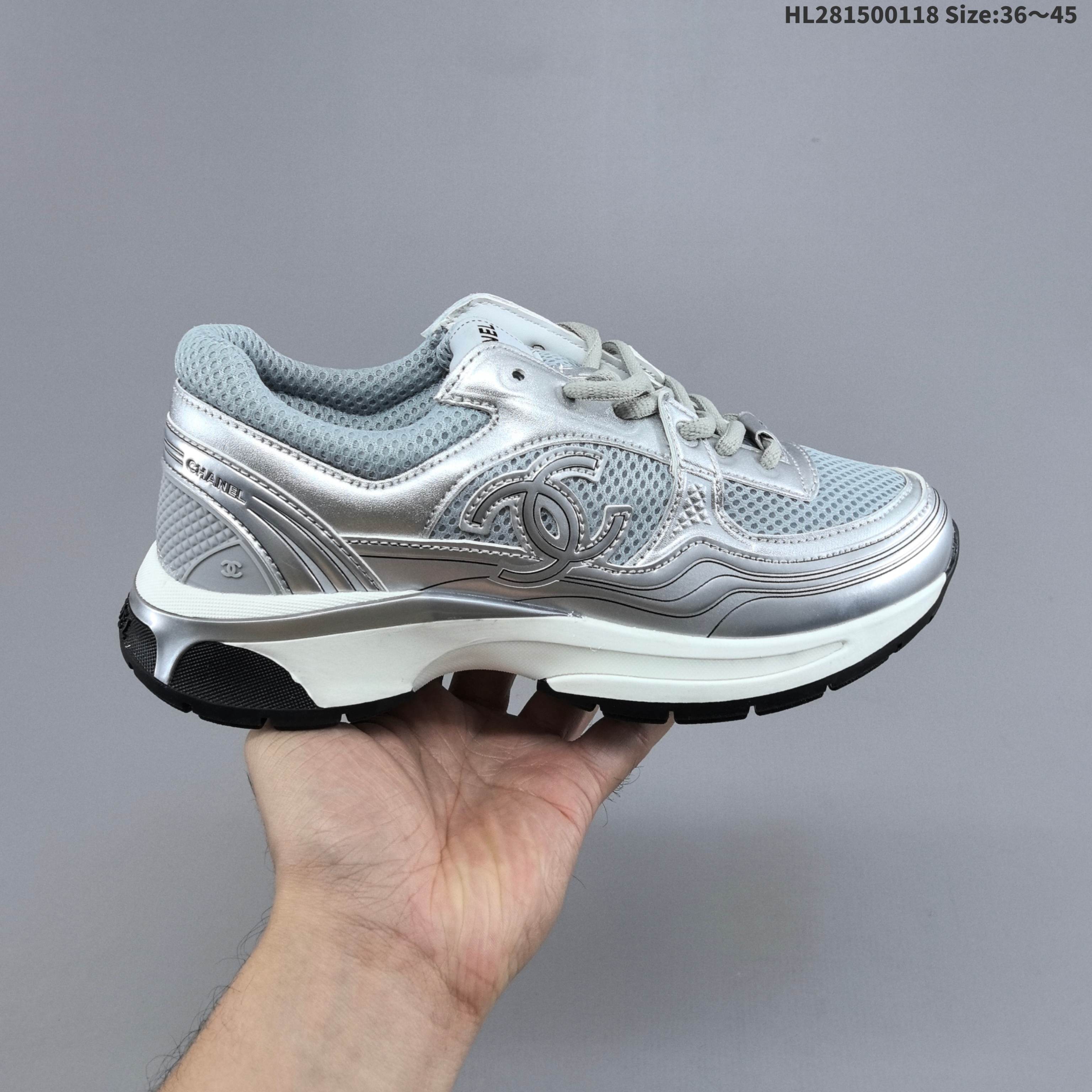 集合💰150
Chanel 香奈儿最新情侣款 26C 运动休闲鞋 四季百搭 厚底银角饼干鞋
全新复古系列,呈递松弛之姿,轻盈于形开启盛夏之旅。 延续标志性解构化廓形,鞋身以简约立体线条及双A logo呈现,鞋面覆盖透气帆布面料,注入上层柔软提升脚感,采用廓形橡胶厚底,几何纹理点缀橡胶包边细节。增高拉腿效果堪比腿部整形 巨显腿细腿长各种风格都能轻松hold住随便搭!
编码:HL281500118 Size:36~45