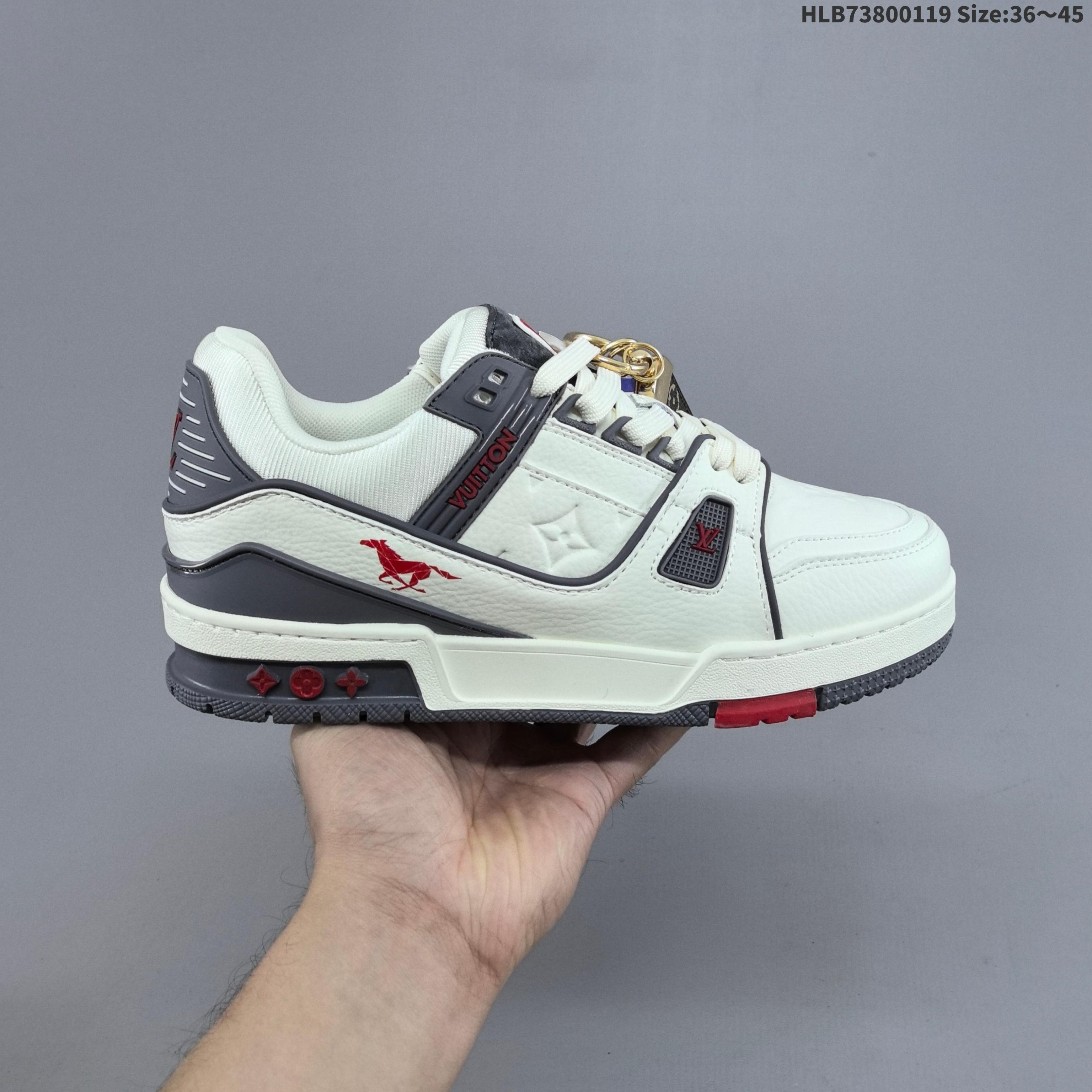 💰380
马年限定！Louis Vuitton/路易威登 升级厚实抽屉礼品鞋盒及包装说明书防尘布袋物件，采用环保粒面牛剖革组合科技网格面料鞋面材质，鞋垫嵌入超软脚感PU乳胶物料，后跟耐弯折滴塑支撑片，全新开发TPU光泽组合隔色鞋底❗爆款 Trainer 继任者！LV「面包鞋」全新LV路易威登Louis Vuitton Skate 1854 Low Sneaker LV54系列低帮复古百搭休闲运动文化滑板板鞋 1AHSVS
码数：36 37 38 39 40 41 42 43 44 45 
编码：HLB73800119 Size:36～45