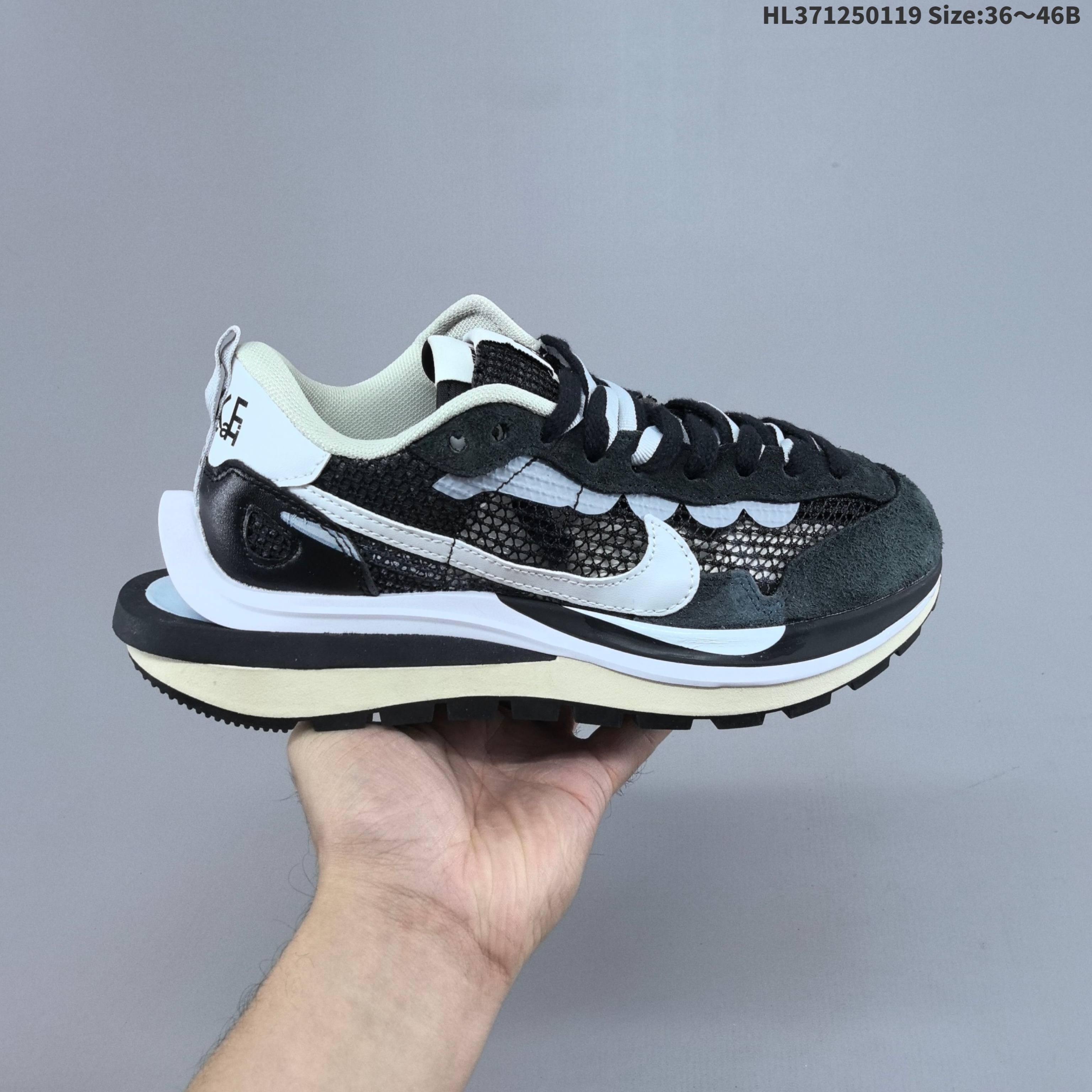 💰125
耐克 Sacai X NIKe vaporWaffle 华夫三代3.0 走秀重磅联名款厚底增高运动鞋 。鞋款由Pegasus与VaporFly两款鞋型的设计元素共同构建，鞋身材质由翻毛皮和透气网布共同打造。熟悉的解构手法、重叠Swoosh、双重鞋舌、鞋带以及后跟SACAI字体都悉数保留，最大亮点在于，本次鞋底变本加厉，层数更多!简直和巴黎世家的TripleS有一拼，增高效果妥妥的。
货号：DD1875 200
编码：HL371250119 Size:36～46B
