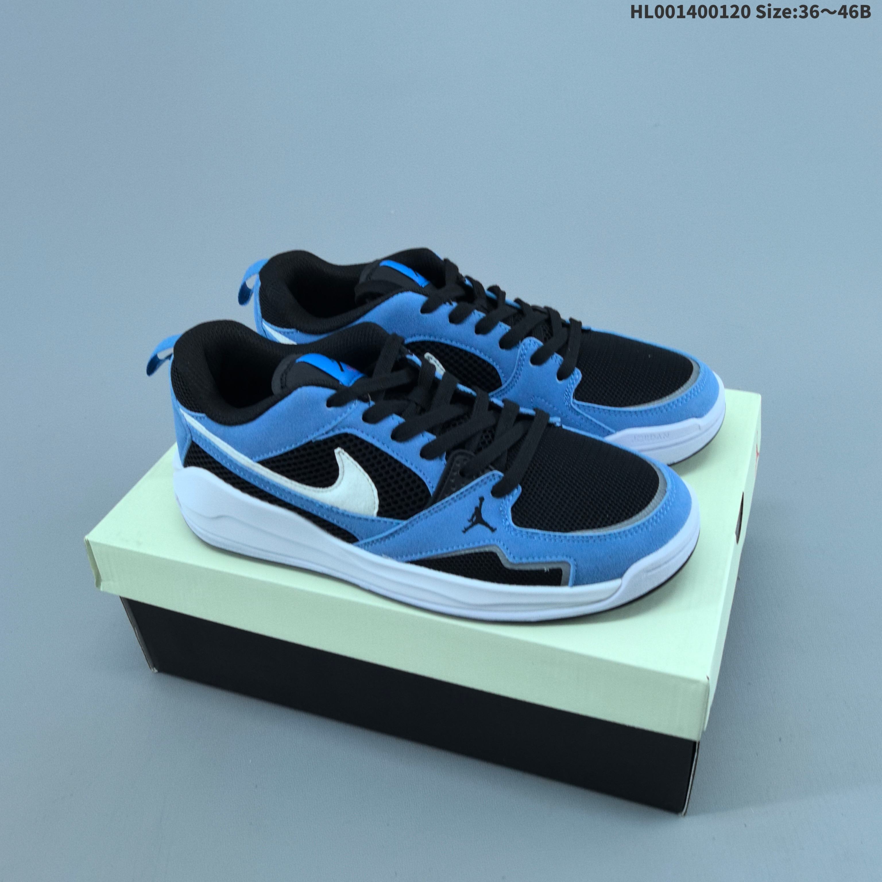 集合一💰140
真标带半码
Air Jordan CMFT Era 低帮 蓝黑白 乔丹篮球鞋系列 舒适简约百搭耐磨低邦生活休闲鞋 鞋身整体采用双层黑色网眼设计,搭配蓝色皮革框架覆盖层,鞋身两侧经典的Swoosh Logo标识以白色毛绒质感点缀,个性十足;鞋头处Jumpman Logo采用黑色刺绣呈现,鞋舌标签上以黑色Jumpman Logo及红色Flight字样点缀,米白色中底为鞋子增添了复古气息,搭配足弓支撑设计,时尚有型的同时,舒适感同步在线;后跟Nike Swoosh Logo辅以黑色刺绣呈现,还融合了Air Jordan 1与Air Jordan 6舒适科技DNA,确保全天候支撑;该鞋款没有复刻初代SBB,而是以区块重构重新演绎新美学,让鞋子拥有复古韵味的同时,还夹杂着现代时尚设计。
男货号:HJ6777-004
女货号:HQ0506-004
HL001400120