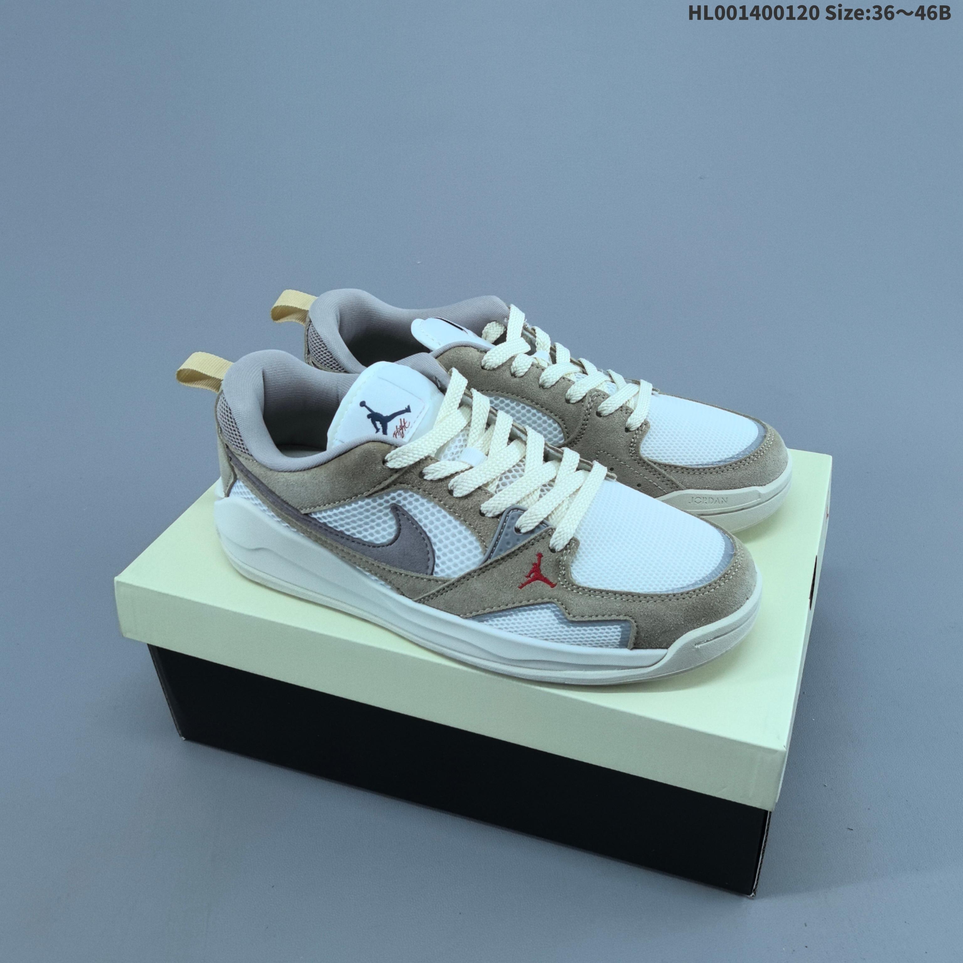 集合三💰140
真标带半码
Air Jordan CMFT Era 低帮 蓝黑白 乔丹篮球鞋系列 舒适简约百搭耐磨低邦生活休闲鞋 鞋身整体采用双层黑色网眼设计，搭配蓝色皮革框架覆盖层，鞋身两侧经典的Swoosh Logo标识以白色毛绒质感点缀，个性十足；鞋头处Jumpman Logo采用黑色刺绣呈现，鞋舌标签上以黑色Jumpman Logo及红色Flight字样点缀，米白色中底为鞋子增添了复古气息，搭配足弓支撑设计，时尚有型的同时，舒适感同步在线；后跟Nike Swoosh Logo辅以黑色刺绣呈现，还融合了Air Jordan 1与Air Jordan 6舒适科技DNA，确保全天候支撑；该鞋款没有复刻初代SBB，而是以区块重构重新演绎新美学，让鞋子拥有复古韵味的同时，还夹杂着现代时尚设计。
男货号：HJ6777-004
女货号：HQ0506-004
HL001400120