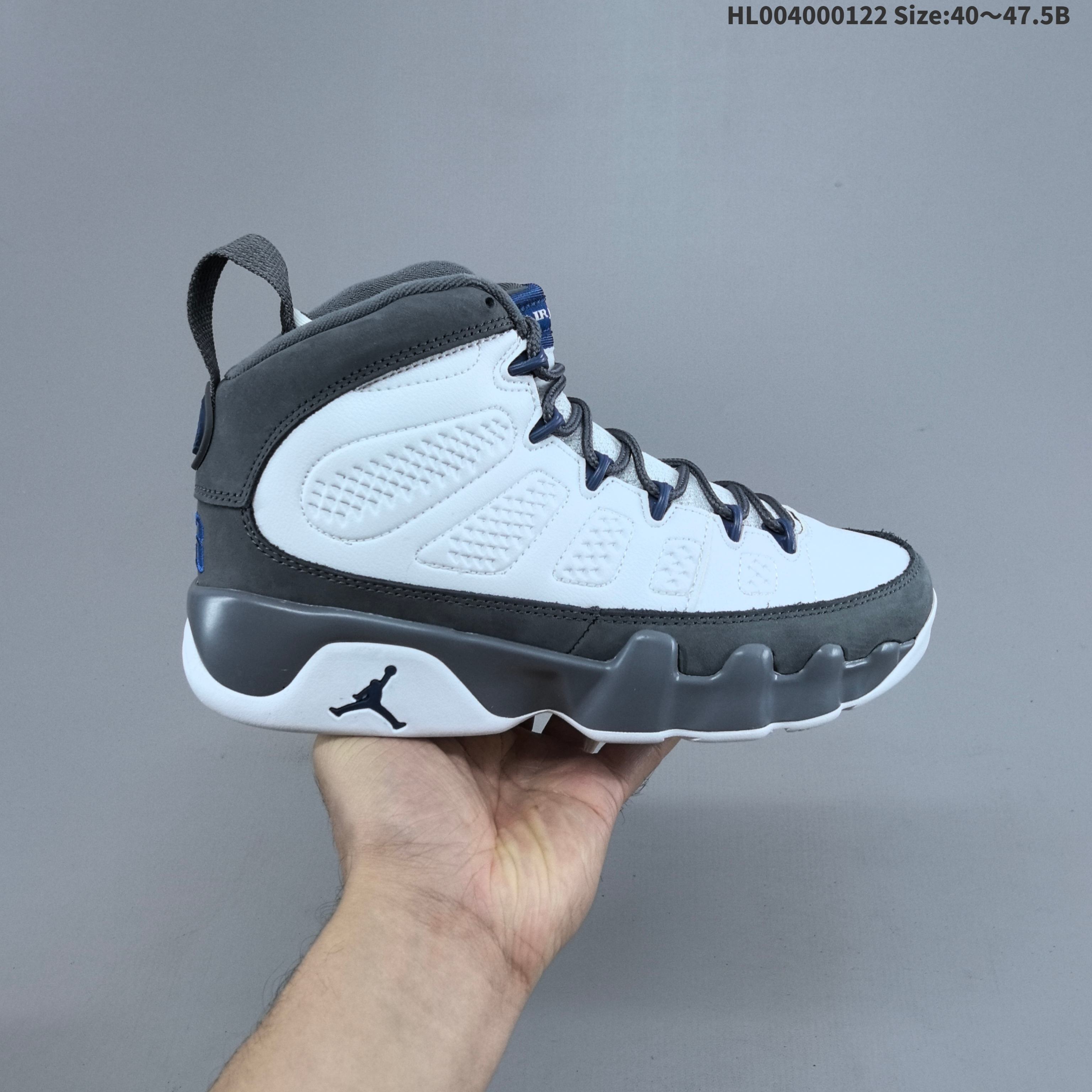 💰400
纯原版本
Air Jordan 9 Retro "Flint Grey" 高帮 复刻白灰蓝 AJ9 乔丹9代 aj9 乔9 高邦 复刻法国蓝 乔丹篮球鞋系列 鞋款整体采用优质白色皮革和织物材质拼接打造，搭配燧石灰麂皮挡泥板，整体造型释放出经典气质；鞋身两侧还有Air Jorddan 9经典的三角形暗纹，白色网布鞋舌搭配蓝色鞋带扣，给整鞋带来更多色彩层次感。后跟鞋提及提环处的地球和Jfumpman Logo均采用蓝色点缀，硕大的23刺绣则以蓝色呈现，彰显球鞋身份。鞋舌上Air Jordan字样采用白色点缀，中底迷你Jumpman Logo以蓝色呈现，外底Jumpman Logo也采用蓝色示人，中底采用燧石灰涂装贯穿全鞋，在后跟部位向上延伸至提环附近，外底白色橡胶上的世界地图纹路，则是向AJ9标志性设计语言的致敬。
货号：HV4794-100（2026.01.24发售）
尺码：40 40.5 41 42 45 43 44 44.5 45 46 47.5 HL004000122 Size:40～47.5B