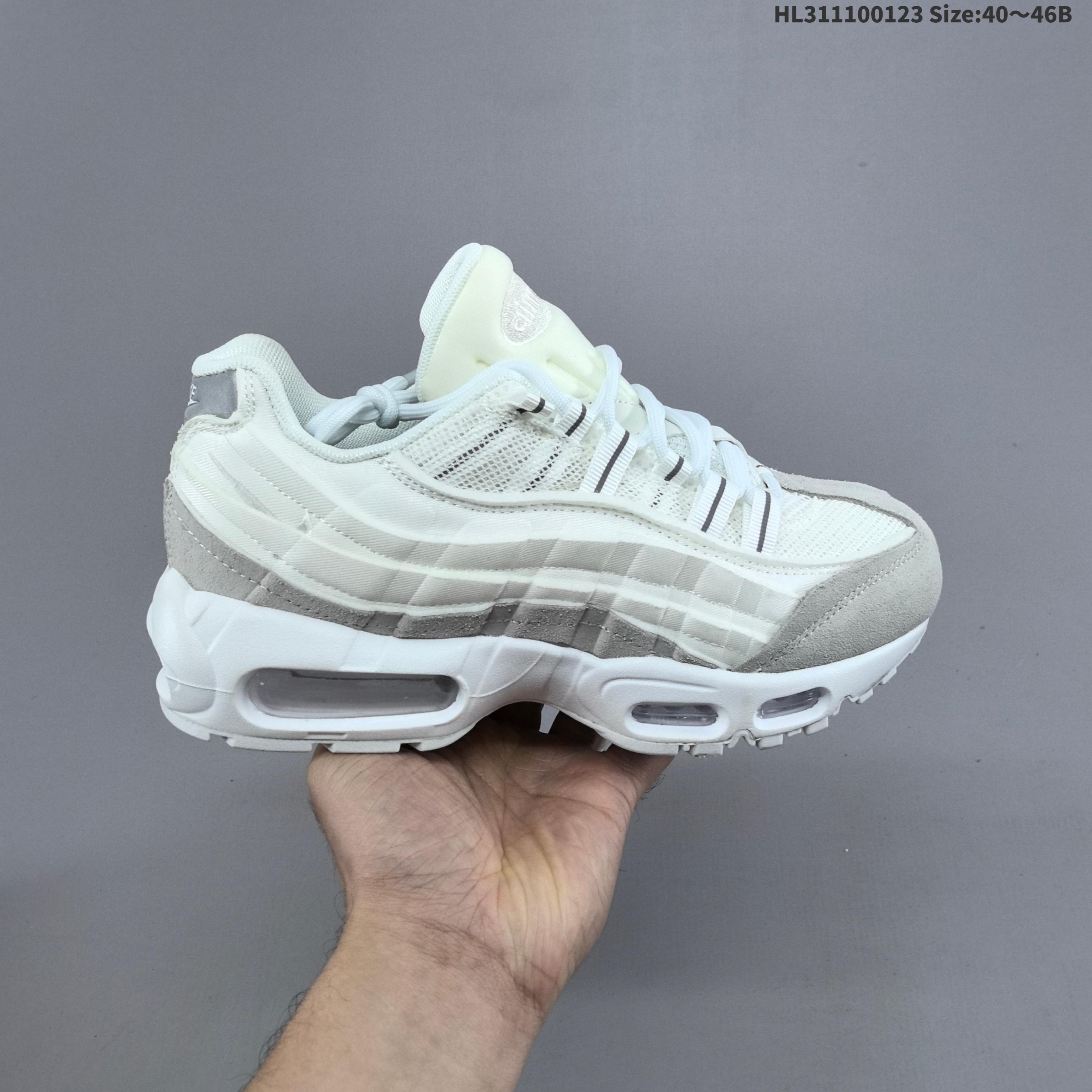 集合💰160 
NIKE 耐克 Air Max 95 潮流百搭 气垫缓震慢跑鞋 休闲防滑运动鞋！Nike耐克跑步鞋经典透气舒适运动鞋休闲鞋。为了迎接今年的世界地球日，Nike 为此推出了这款全新配色的 Air Max 95，以往这个主题的产品 Nike 选择了大地色系为主体，今年也不例外。整鞋材质使用工程网布和帆布相结合，配色则是泥土和大地色系。logo刺绣、对比拼接细节、圆头、正面系带、鞋垫饰有标志、标志性Air Max鞋底。Air Max 95 凭借流畅的造型、经典的开窗气垫，时至今日仍然是众多潮人备受喜爱的球鞋之一。
货号：CU8406 101
编码：HL311100123 Size:40～46B