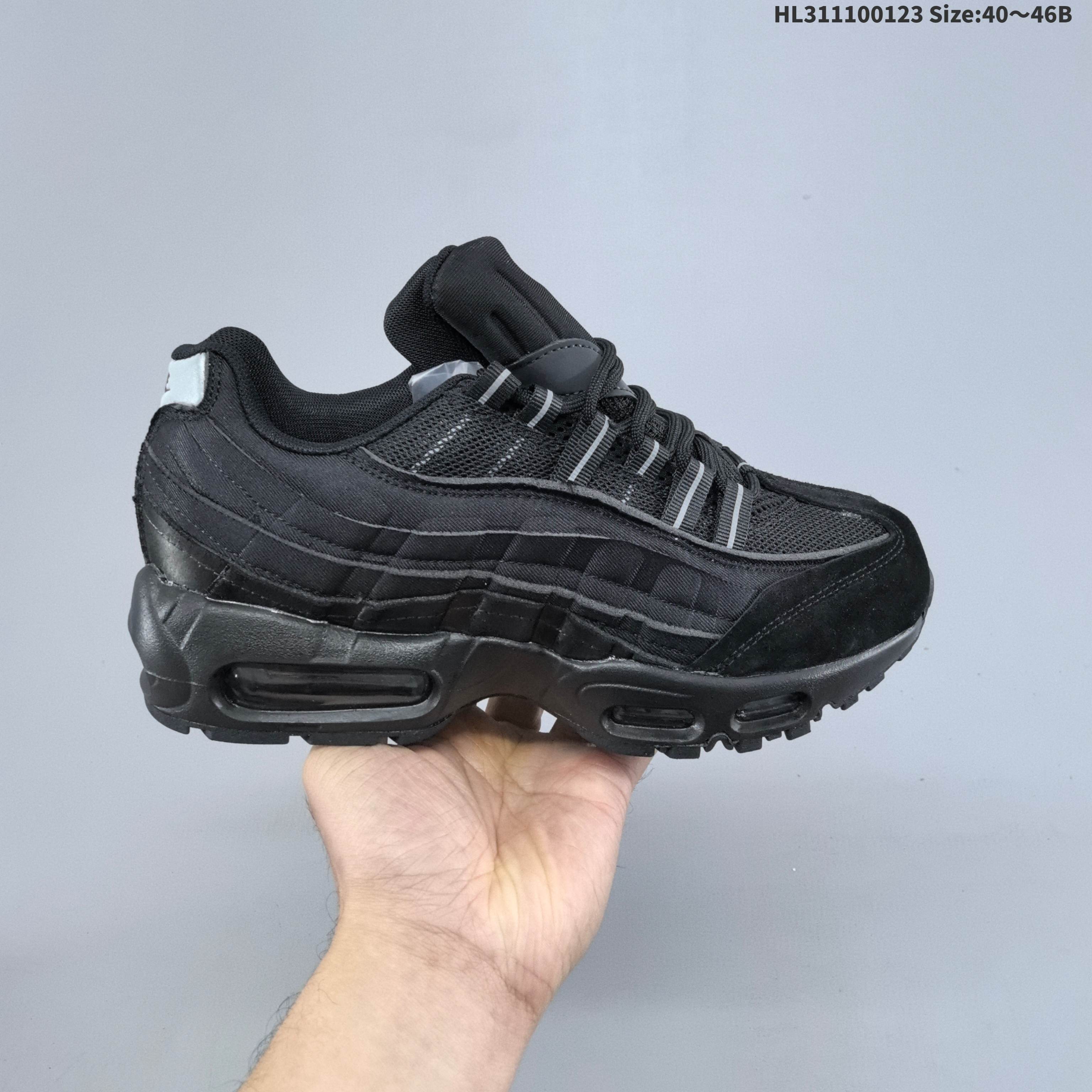 集合💰160 
NIKE 耐克 Air Max 95 潮流百搭 气垫缓震慢跑鞋 休闲防滑运动鞋！Nike耐克跑步鞋经典透气舒适运动鞋休闲鞋。为了迎接今年的世界地球日，Nike 为此推出了这款全新配色的 Air Max 95，以往这个主题的产品 Nike 选择了大地色系为主体，今年也不例外。整鞋材质使用工程网布和帆布相结合，配色则是泥土和大地色系。logo刺绣、对比拼接细节、圆头、正面系带、鞋垫饰有标志、标志性Air Max鞋底。Air Max 95 凭借流畅的造型、经典的开窗气垫，时至今日仍然是众多潮人备受喜爱的球鞋之一。
货号：CU8406 101
编码：HL311100123 Size:40～46B