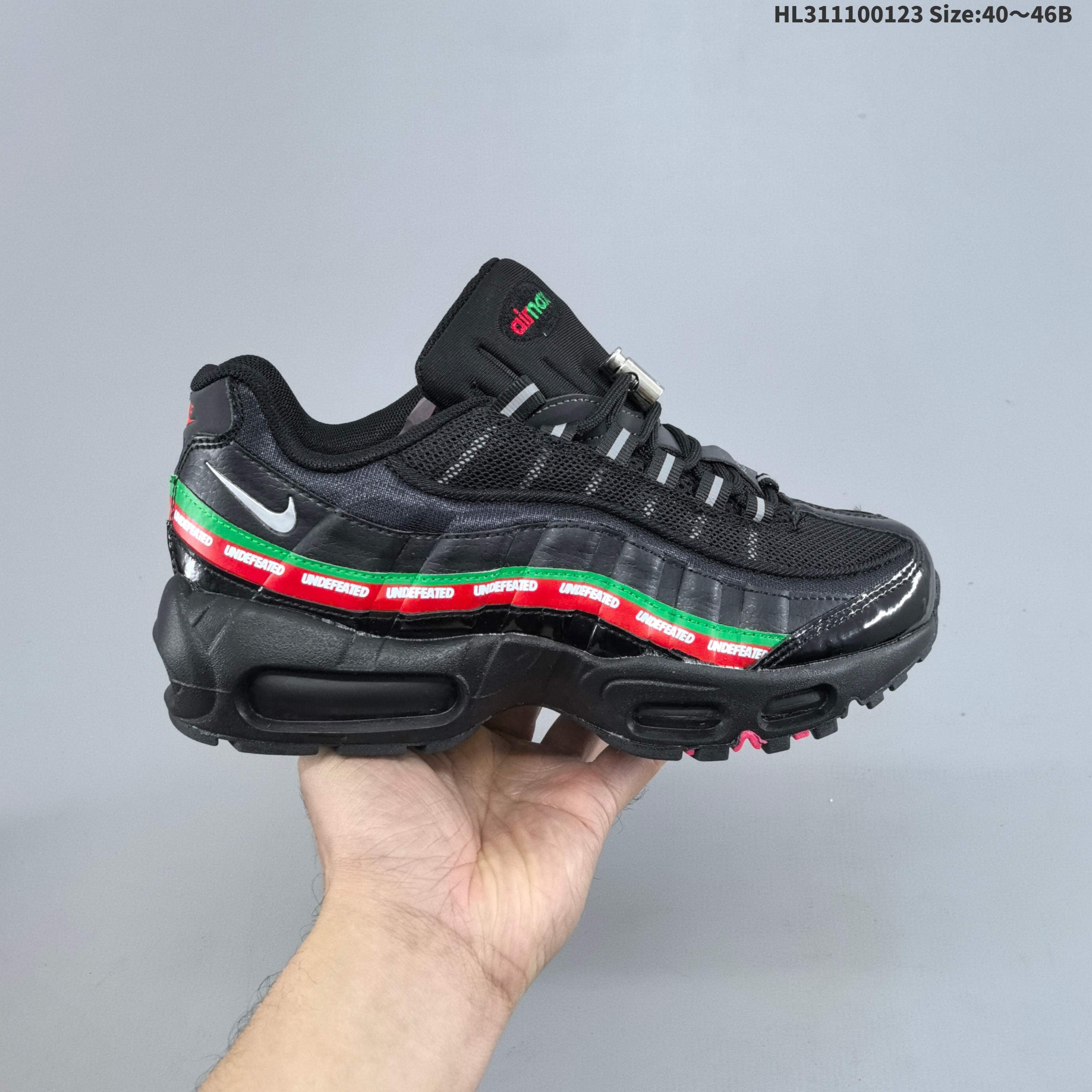 集合💰160 
NIKE 耐克 Air Max 95 潮流百搭 气垫缓震慢跑鞋 休闲防滑运动鞋！Nike耐克跑步鞋经典透气舒适运动鞋休闲鞋。为了迎接今年的世界地球日，Nike 为此推出了这款全新配色的 Air Max 95，以往这个主题的产品 Nike 选择了大地色系为主体，今年也不例外。整鞋材质使用工程网布和帆布相结合，配色则是泥土和大地色系。logo刺绣、对比拼接细节、圆头、正面系带、鞋垫饰有标志、标志性Air Max鞋底。Air Max 95 凭借流畅的造型、经典的开窗气垫，时至今日仍然是众多潮人备受喜爱的球鞋之一。
货号：CU8406 101
编码：HL311100123 Size:40～46B