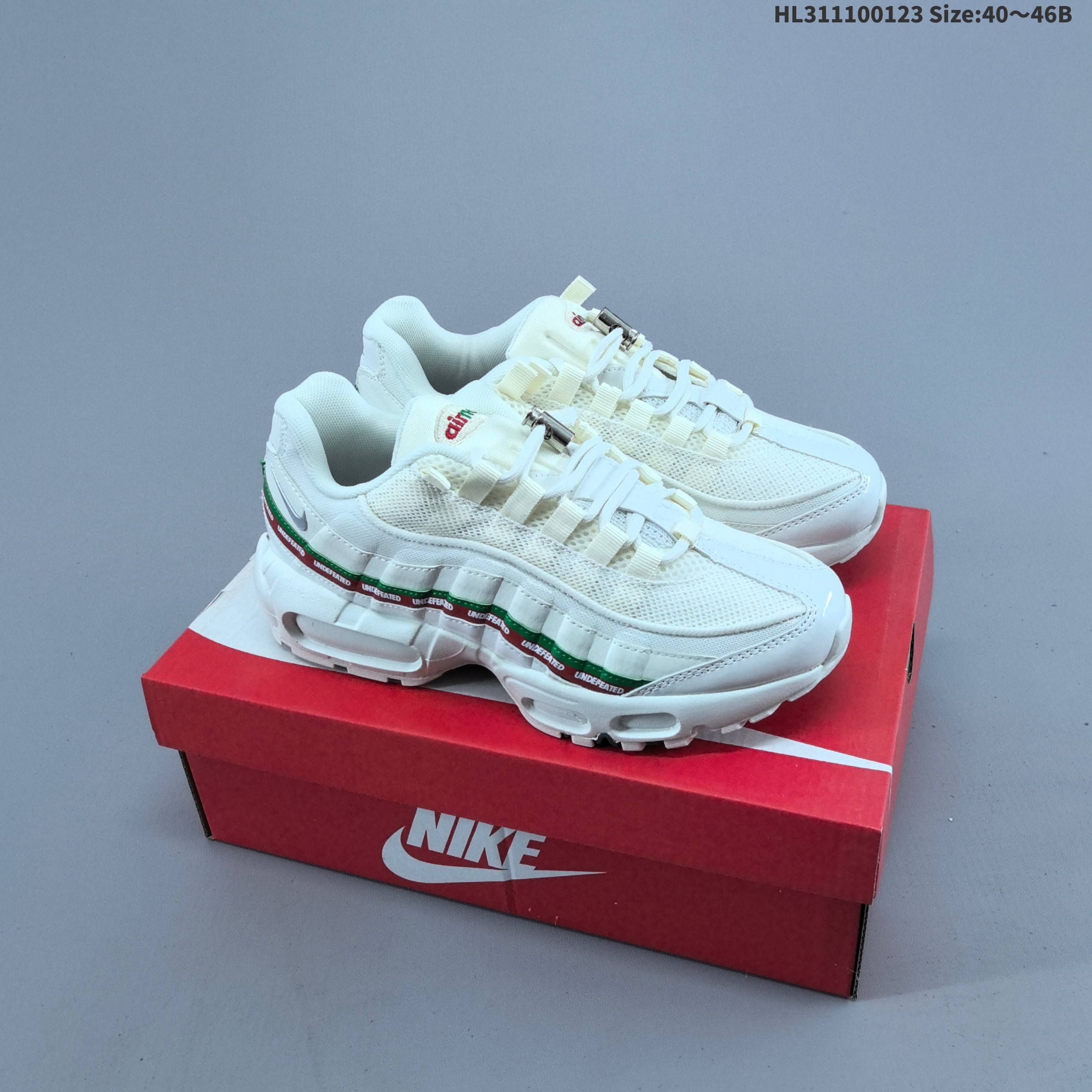 集合💰160 
NIKE 耐克 Air Max 95 潮流百搭 气垫缓震慢跑鞋 休闲防滑运动鞋！Nike耐克跑步鞋经典透气舒适运动鞋休闲鞋。为了迎接今年的世界地球日，Nike 为此推出了这款全新配色的 Air Max 95，以往这个主题的产品 Nike 选择了大地色系为主体，今年也不例外。整鞋材质使用工程网布和帆布相结合，配色则是泥土和大地色系。logo刺绣、对比拼接细节、圆头、正面系带、鞋垫饰有标志、标志性Air Max鞋底。Air Max 95 凭借流畅的造型、经典的开窗气垫，时至今日仍然是众多潮人备受喜爱的球鞋之一。
货号：CU8406 101
编码：HL311100123 Size:40～46B