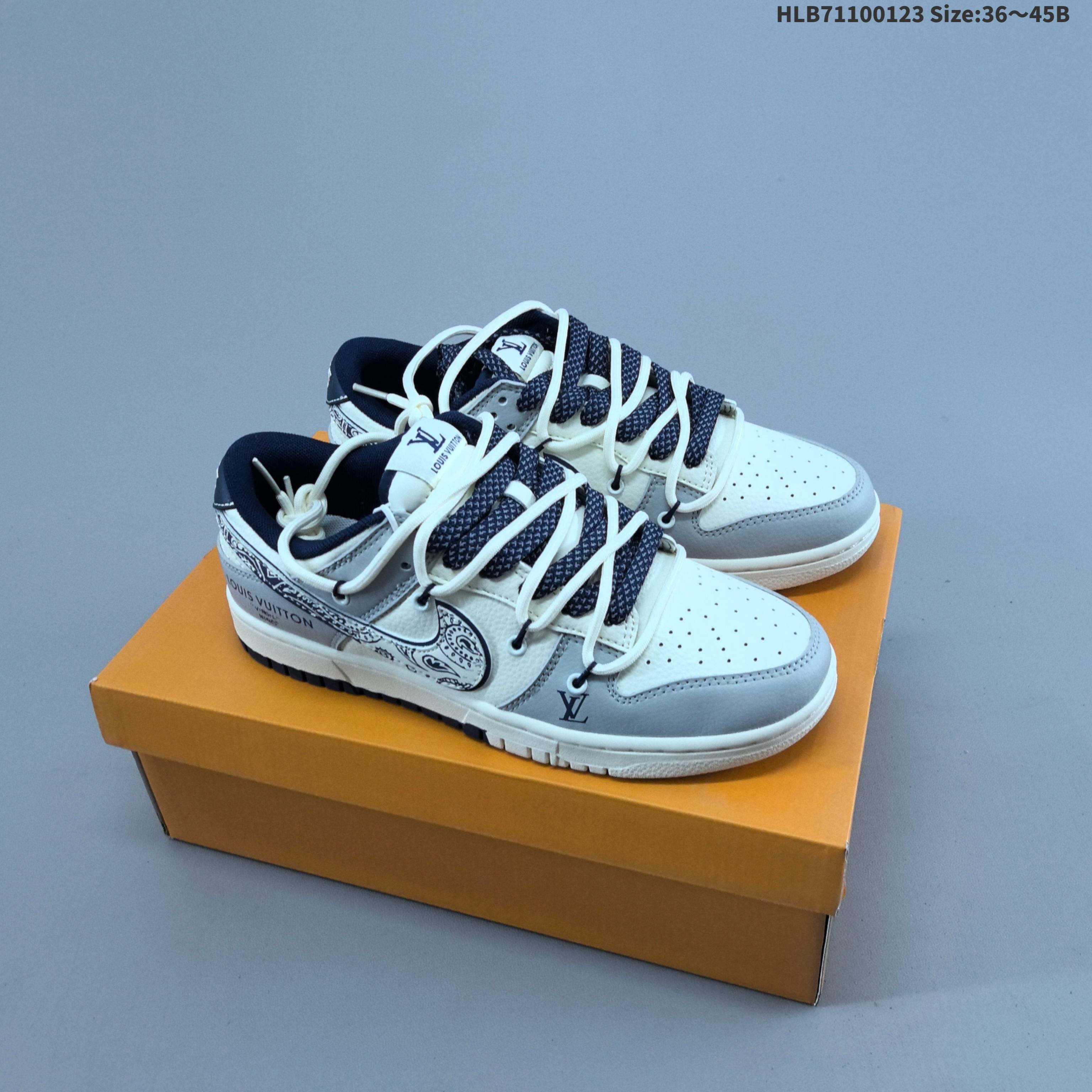 集合特价💰160
NIKE DUNK SB LOW 全新配色 
定制Dunk SB顾名思义，具有经典的Dunk血缘，又注入了更多的时尚元素。相较于普通的Dunk滑板鞋，改良版的Dunk SB加厚了鞋舌的填充，使舒适性大大提升，同时也更方便穿脱；中底部分则加入了脚感柔软舒适Zoom Air气垫，有效吸收滑板等极限运动在落地时带来的冲击力，为街头运动者们提供更好的保护
货号：DM6868 018
尺码：36 36.5 37.5 38 38.5 39 40 40.5 41 42 42.5 43 44 45HLB71100123 Size:36～45B