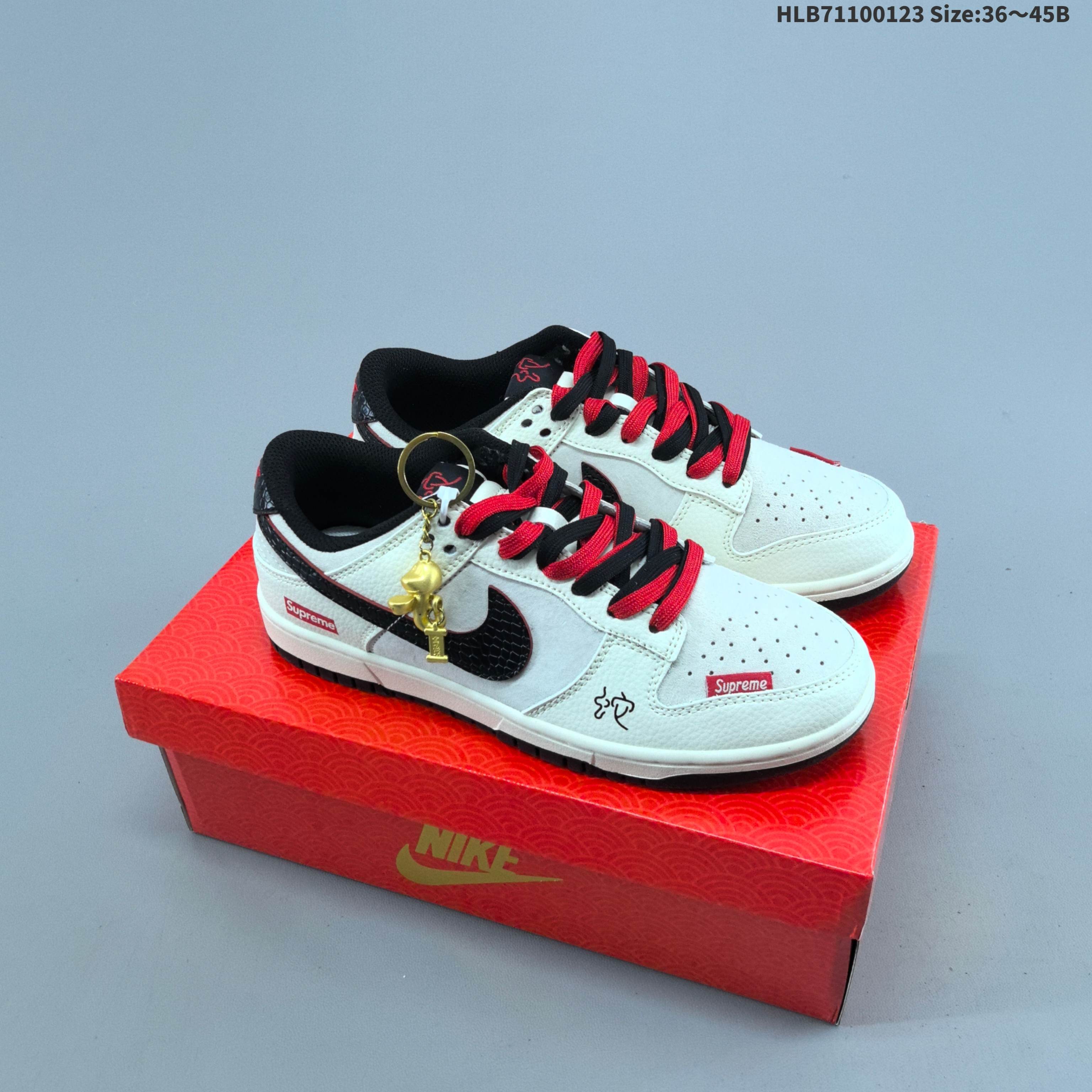 集合特价💰160
NIKE DUNK SB LOW 全新配色 
定制Dunk SB顾名思义，具有经典的Dunk血缘，又注入了更多的时尚元素。相较于普通的Dunk滑板鞋，改良版的Dunk SB加厚了鞋舌的填充，使舒适性大大提升，同时也更方便穿脱；中底部分则加入了脚感柔软舒适Zoom Air气垫，有效吸收滑板等极限运动在落地时带来的冲击力，为街头运动者们提供更好的保护
货号：DM6868 018
尺码：36 36.5 37.5 38 38.5 39 40 40.5 41 42 42.5 43 44 45HLB71100123 Size:36～45B