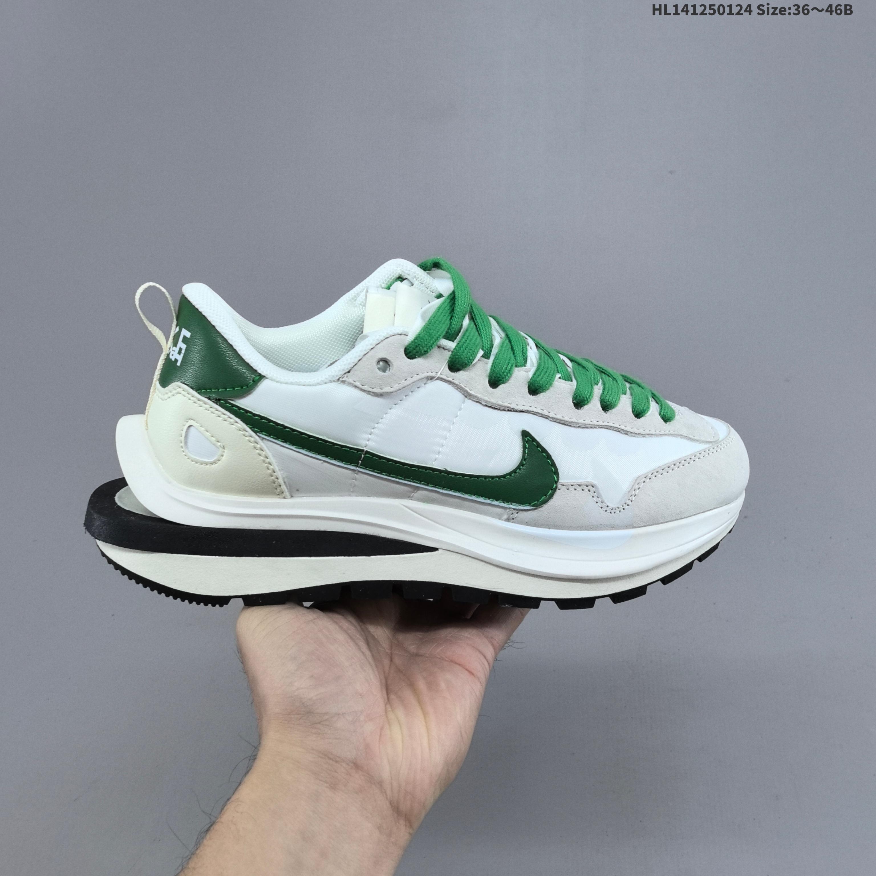 💰125
耐克 Sacai X NIKe vaporWaffle 华夫三代3.0 走秀重磅联名款厚底增高运动鞋 。鞋款由Pegasus与VaporFly两款鞋型的设计元素共同构建，鞋身材质由翻毛皮和透气网布共同打造。熟悉的解构手法、重叠Swoosh、双重鞋舌、鞋带以及后跟SACAI字体都悉数保留，最大亮点在于，本次鞋底变本加厉，层数更多!简直和巴黎世家的TripleS有一拼，增高效果妥妥的。
货号：DD1875 102
编码：HL141250124 Size:36～46B