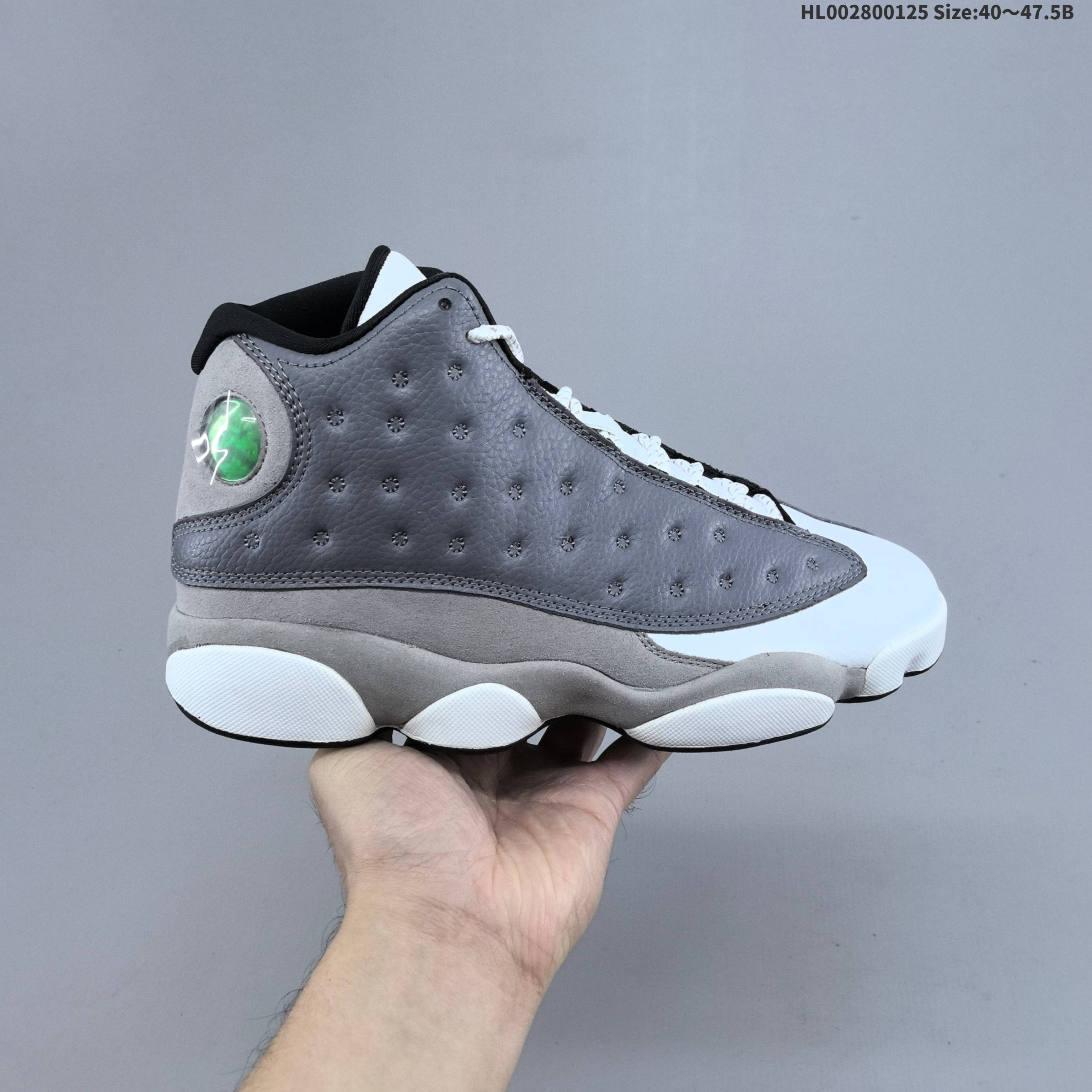 💰280
公司级
Air Jordan 13 Retro "Atmosphere Grey" 高帮 雾霾灰 AJ13 乔丹13代 aj13 乔13 高邦 元祖灰 乔丹篮球鞋系列 鞋身大面积灰色荔枝纹材质打造,并以白色皮革点缀鞋面及鞋舌,营造出高端奢华的质感,鞋身中下部以灰色麂皮覆盖,凸显球鞋质感;鞋面灰色绣标上点缀白色Jordan字样,中底植绒部位与后跟包覆均采用灰色色调示人,鞋舌上Jumpman Logo与鞋头标签、外底则辅以黑色点缀,后跟的3D猫眼则是Air Jordan 13点睛之笔,进一步提升鞋款醒目程度。最后以灰色中底搭配白色橡胶外底完善整体设计收尾。
货号:414571-016(2019.03.23发售)
尺码:40 40.5 41 42 42.5 43 44 44.5 45 46 47.5 HL002800125 Size:40~47.5B