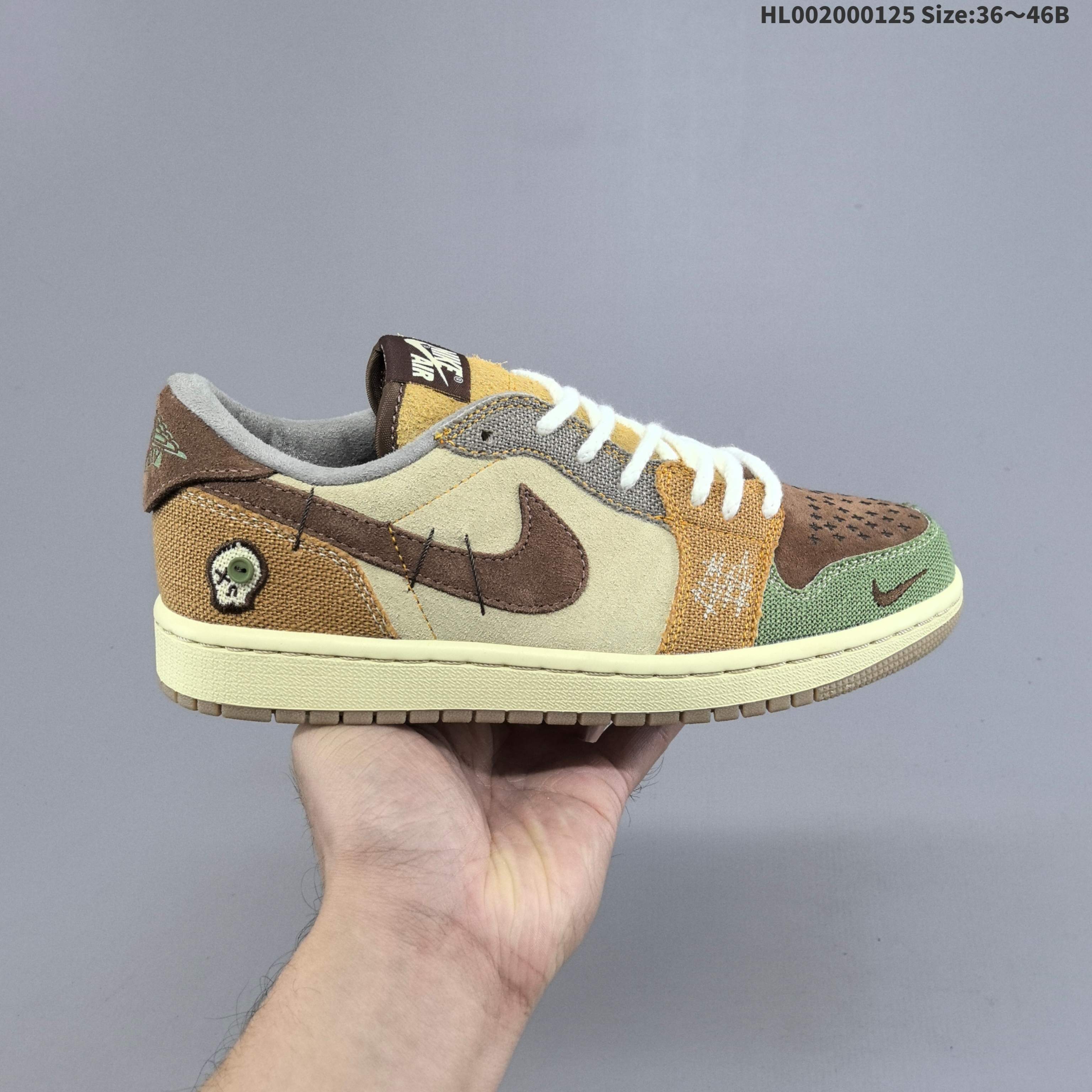 💰200
头层带半码
Zion Williamson x Air Jordan 1 Retro Low OG "Voodoo" 低帮 倒勾巫毒娃娃 AJ1 乔丹1代 aj1 乔1 低邦 倒勾棕色鸳鸯 乔丹篮球鞋系列 鞋面材质选用绒面革和帆布材质并以不对称的设计出现，麻绳鞋带、缝补、纽扣骷髅头等细节元素点明Voodoo主题；不仅如此，与以往的Air Jordban 1 Low OG相比，此番在鞋头的迷你 Swoosh 以倒勾出现、鞋舌绣标与后跟位置全都使用反向Nike Air和Wings Logo出现，另外在Wings Logo贴片背面还饰有Voodoo与Zion相结合的绘画图案，刚好与鞋垫上的图案呼应。后跟外侧还有骷髅头造型贴片以及纽扣眼点缀，进一步彰显巫毒娃娃主题，鞋头是以十字缝线布局，最后就是超多的细节设计，拼接的缝线、最后以米白中底搭配棕色橡胶外底完善整体设计收尾。
货号：DZ7292-200（2022.10发售）
尺码：36 36.5 37.5 38 38.5 39 40 40.5 41 42 42.5 43 44 44.5 45 46 HL002000125 Size:36～46B
