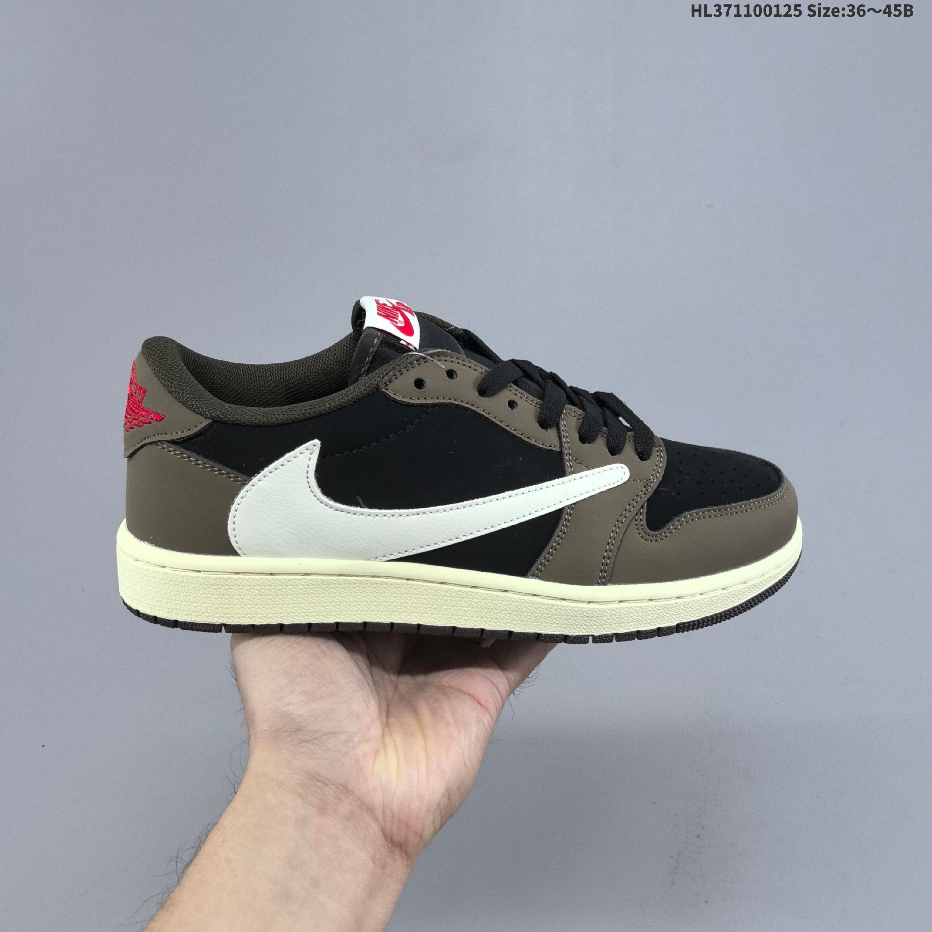 集合二💰110
耐克 乔丹Air Jordan 1 Low AJ1 乔1 乔丹1代aj1 低帮复古文化休闲运动篮球鞋。倒钩该鞋款从 1985 年元年款汲取设计灵感,焕新演绎简约经典外观,让人感到熟悉的同时又颇具新意。缝线细节搭配后跟刺绣 Wings 标志,彰显 JORDAN 品牌与众不同的专属格调。皮革鞋面,塑就出众结构感与耐穿性。鞋底加入 Nike Air 缓震技术,造就轻盈缓震脚感,外底融入橡胶,铸就非凡抓地力,塑就日常佳选,后跟饰有 Wings 标志,鞋头打孔设计,泡绵中底。
货号:705329 001
编码:HL371100125 Size:36~45B