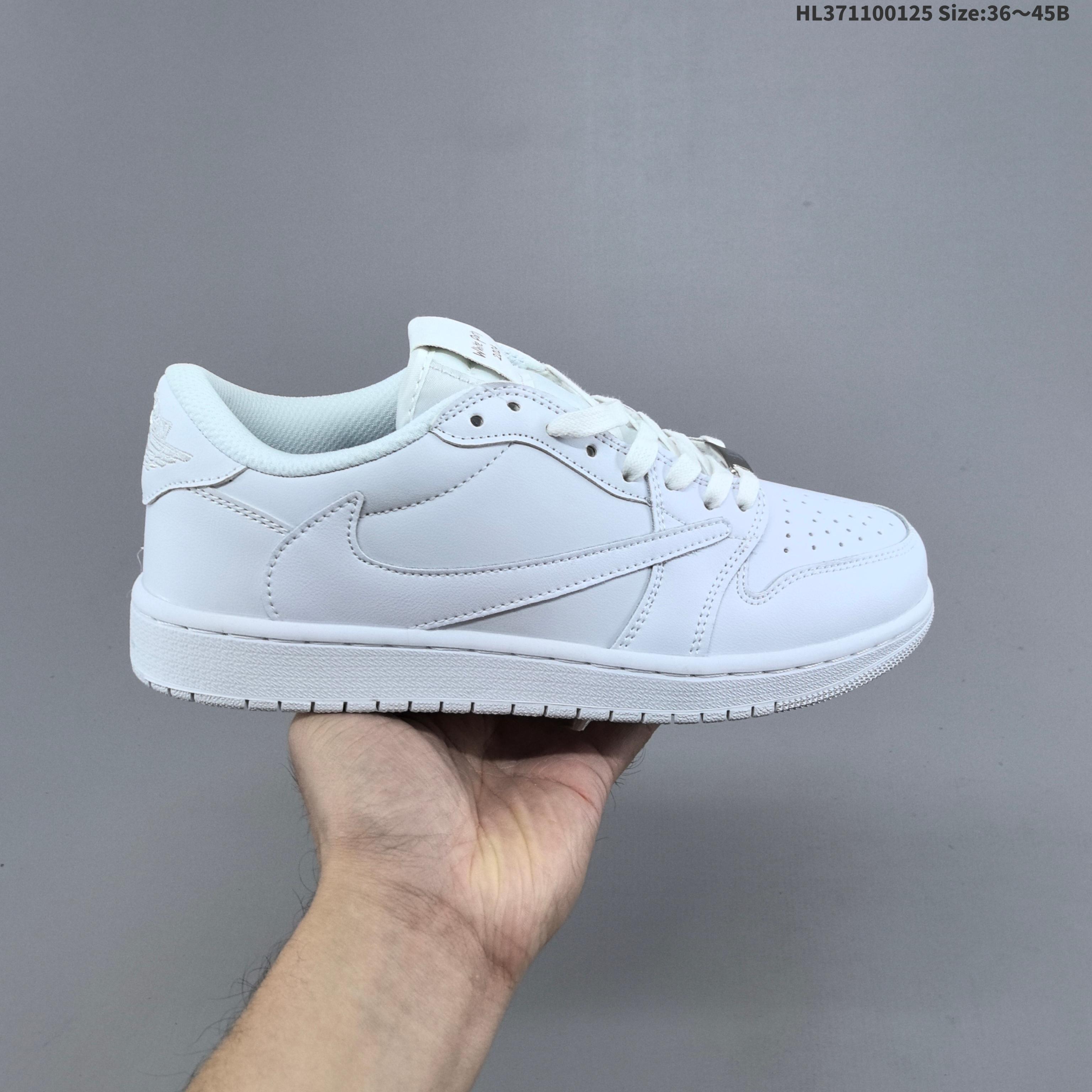 集合三💰110
耐克 乔丹Air Jordan 1 Low AJ1 乔1 乔丹1代aj1 低帮复古文化休闲运动篮球鞋。倒钩该鞋款从 1985 年元年款汲取设计灵感,焕新演绎简约经典外观,让人感到熟悉的同时又颇具新意。缝线细节搭配后跟刺绣 Wings 标志,彰显 JORDAN 品牌与众不同的专属格调。皮革鞋面,塑就出众结构感与耐穿性。鞋底加入 Nike Air 缓震技术,造就轻盈缓震脚感,外底融入橡胶,铸就非凡抓地力,塑就日常佳选,后跟饰有 Wings 标志,鞋头打孔设计,泡绵中底。
货号:705329 001
编码:HL371100125 Size:36~45B