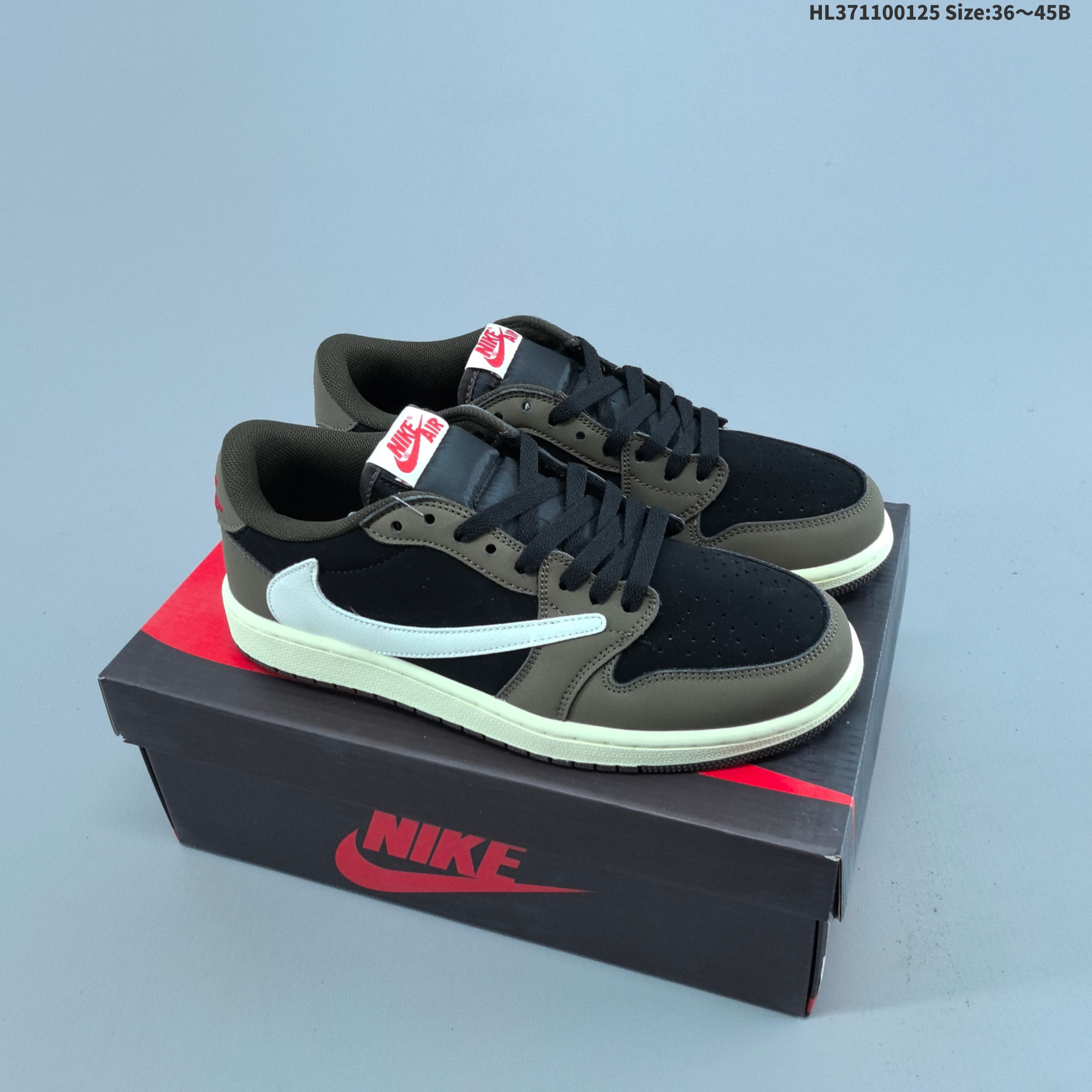 集合二💰110
耐克 乔丹Air Jordan 1 Low AJ1 乔1 乔丹1代aj1 低帮复古文化休闲运动篮球鞋。倒钩该鞋款从 1985 年元年款汲取设计灵感,焕新演绎简约经典外观,让人感到熟悉的同时又颇具新意。缝线细节搭配后跟刺绣 Wings 标志,彰显 JORDAN 品牌与众不同的专属格调。皮革鞋面,塑就出众结构感与耐穿性。鞋底加入 Nike Air 缓震技术,造就轻盈缓震脚感,外底融入橡胶,铸就非凡抓地力,塑就日常佳选,后跟饰有 Wings 标志,鞋头打孔设计,泡绵中底。
货号:705329 001
编码:HL371100125 Size:36~45B