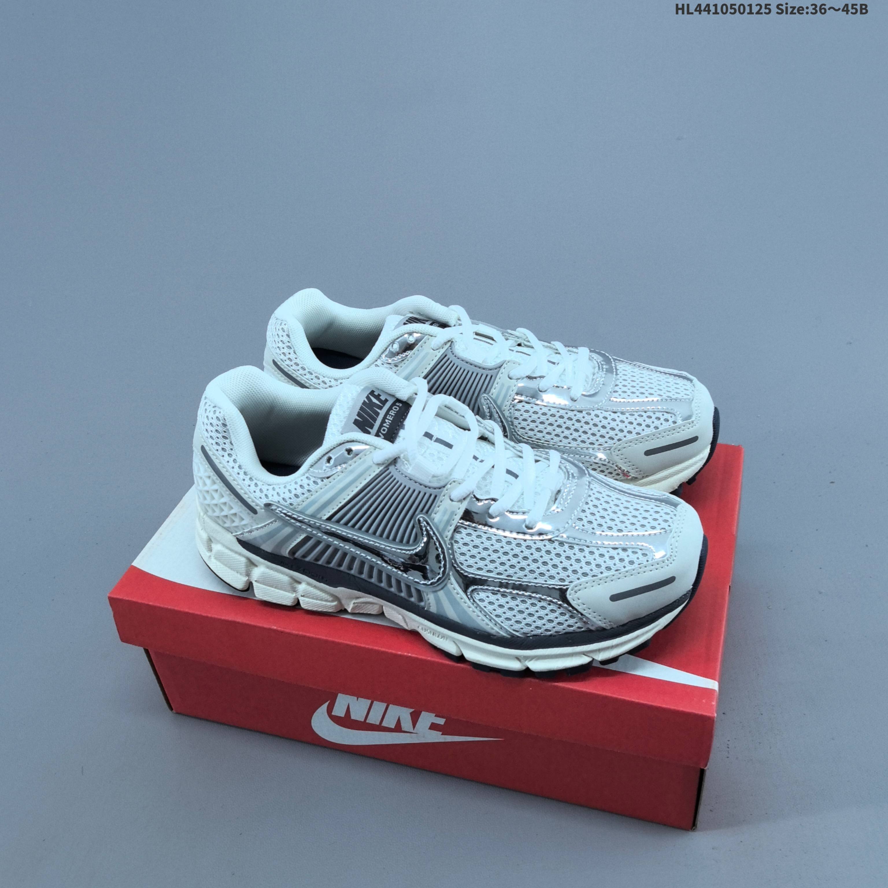 集合一💰105
耐克Nike Zoom Vomero 5马拉松复古跑五代休闲运动慢跑鞋
尺码: 36 36.5 37.5 38 38.5 39 40 40.5 41 42 42.5 43 44 45
货号FD9919-001#HL441050125 Size:36~45B