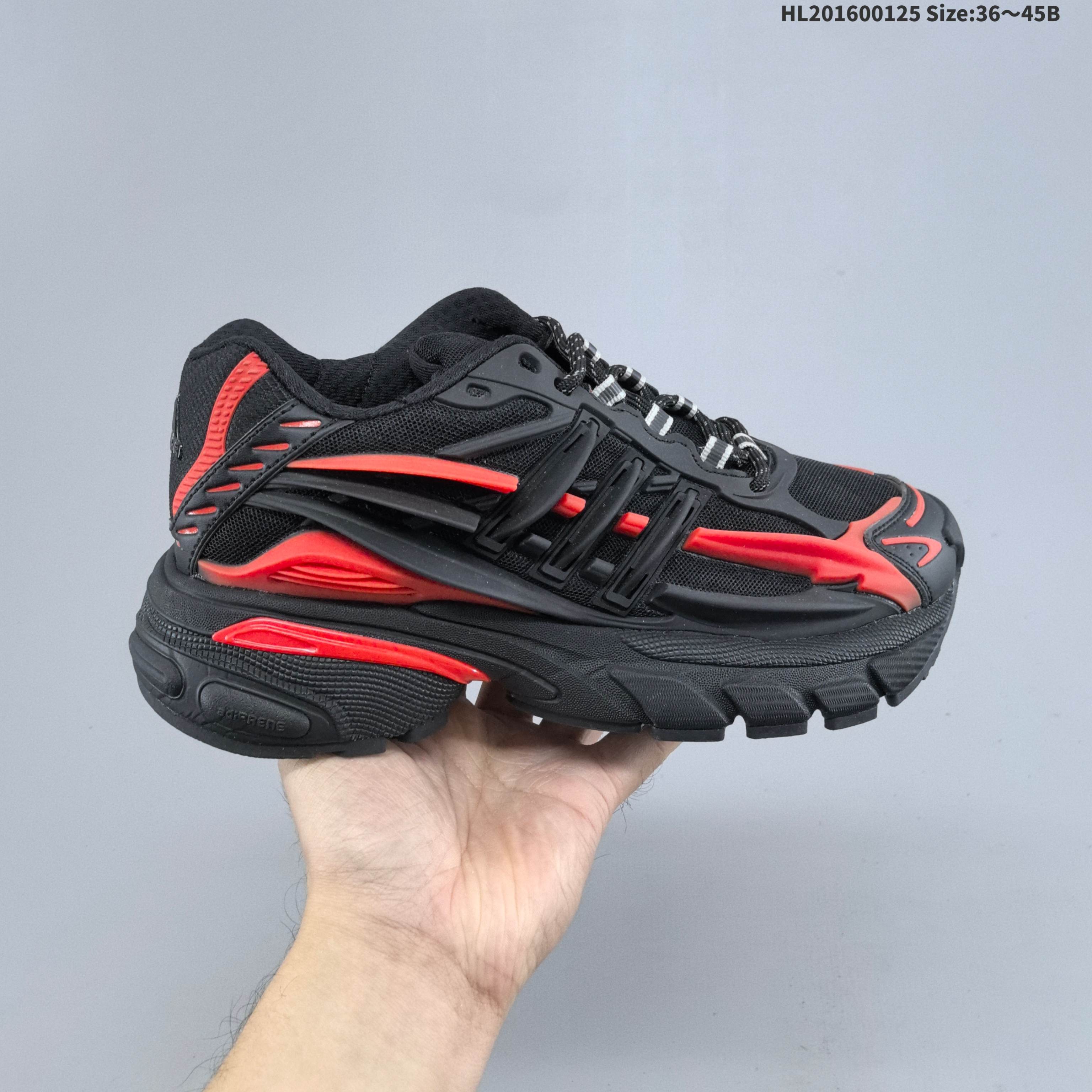 集合💰160
▪️外贸爆款 Pharrell x AD Adistar Jellyfish 联名款低帮复古风老爹鞋 JP9475 未来科技感十足 以3D风格焕新演绎标志性三条纹 为造型添上点睛之笔 金属质感视觉效果TPU自带哑光反射 非常的细节 最大的亮点无疑是鞋屁股 大块的tpu包裹 让增高的大底不再突兀 更显腿长脚细HL201600125 Size:36~45B