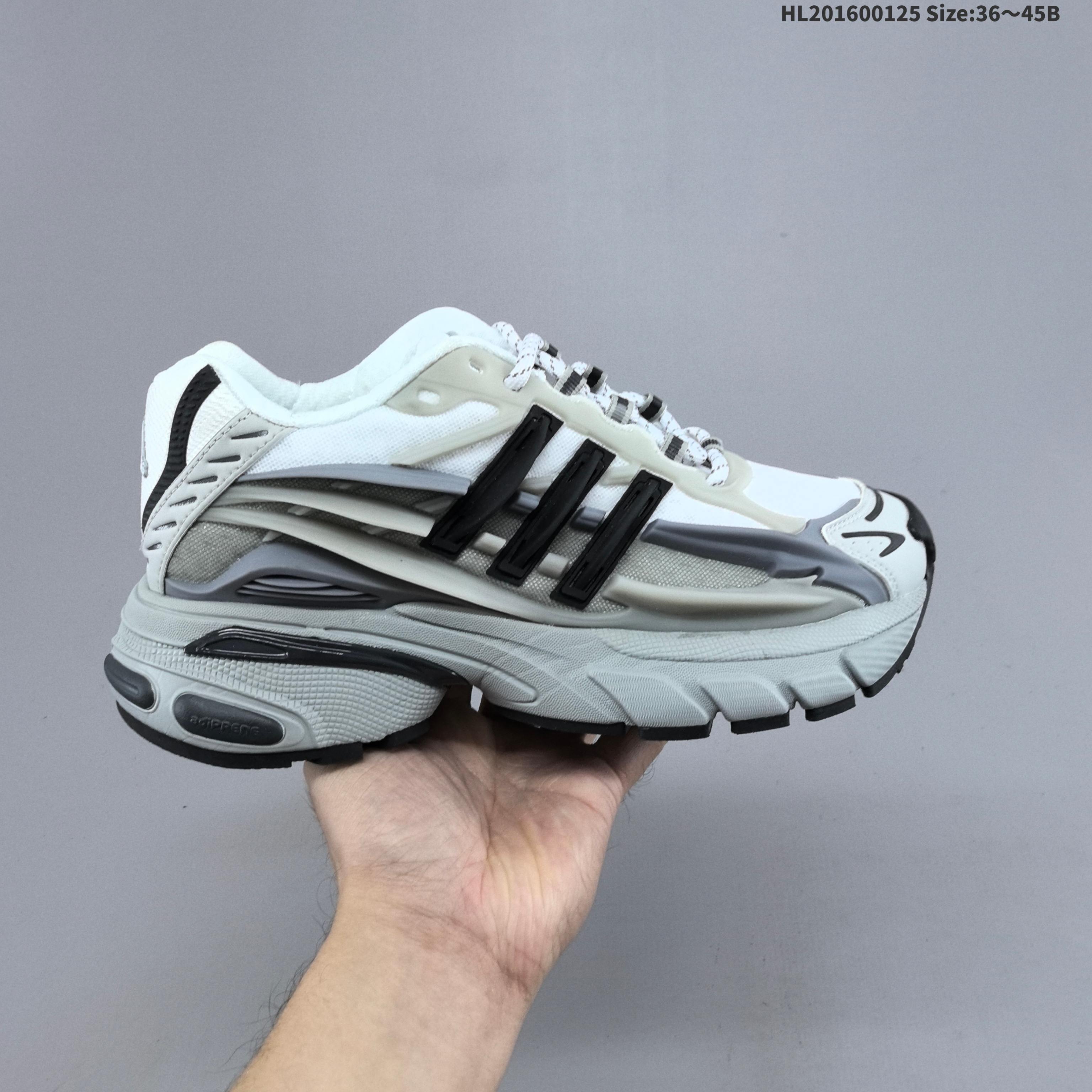 集合💰160
▪️外贸爆款 Pharrell x AD Adistar Jellyfish 联名款低帮复古风老爹鞋 JP9475 未来科技感十足 以3D风格焕新演绎标志性三条纹 为造型添上点睛之笔 金属质感视觉效果TPU自带哑光反射 非常的细节 最大的亮点无疑是鞋屁股 大块的tpu包裹 让增高的大底不再突兀 更显腿长脚细HL201600125 Size:36~45B