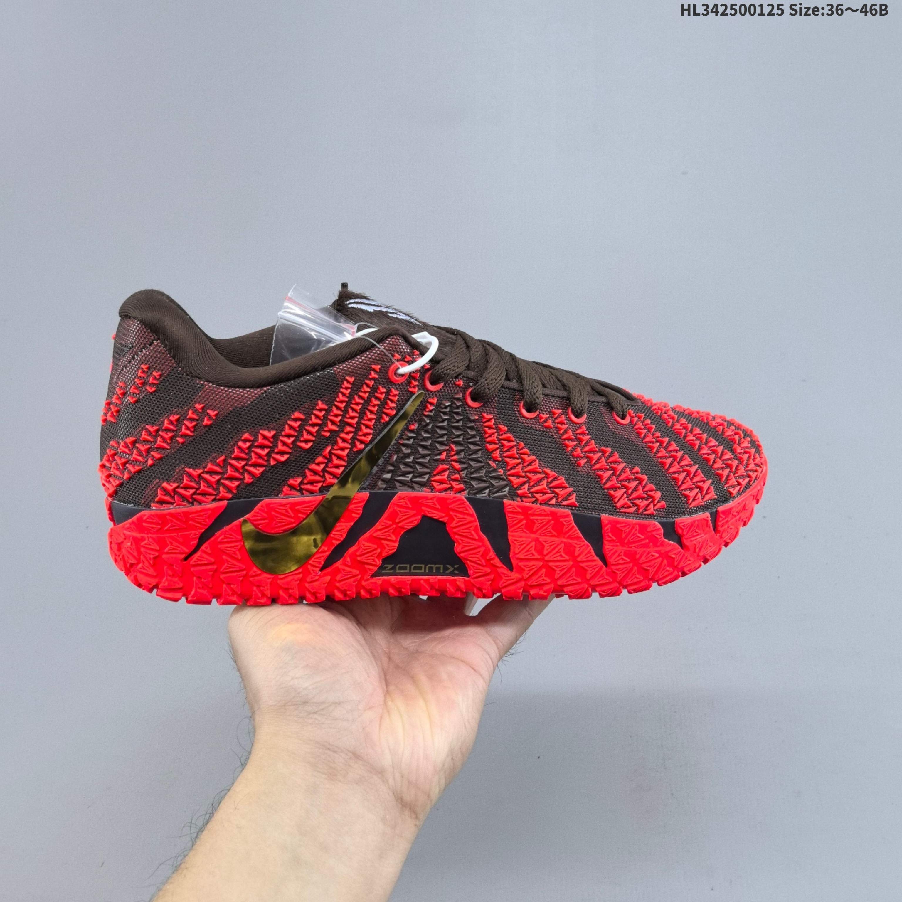 💰250
公司级Nike Ja 3 "Year Of The Horse" 耐克 莫兰特3代 低帮 马年限定 红色 舒适百搭防滑耐磨低邦篮球鞋 鞋款整体以红色和棕色打造，鞋面采用三角形TPU纹理设计，营造出一种极具未来主义风格的前卫氛围，金色的Swoosh Logo标志巧妙地融入其中，与鞋身配色形成鲜明对比，进一步增强了鞋款的辨识度；但最特别的要数—鞋舌采用了仿马毛材质，直接点题马年，连鞋带也是同色系色调，与主题相呼应。鞋垫上还有彩蛋细节—用书法写的"一马当先"中文字样，寓意着新的一年勇往直前；伴随ZoomX应用场景越来越广泛，也使得Nike JA系列鞋款首次搭载全掌ZoomX完善中底设定；外底纹路由类似迷你JA标志组成，保障耐磨和抓地力；外底还刻有莫兰特球衣背号"1-2"和经典语录: "A happy Ja is a scary Ja"和"I'm not even worried about proving them wrong" ，处处彰显着他的态度。
货号：IB6508-200（2026春季发售）
编码：HL342500125 Size:36～46B