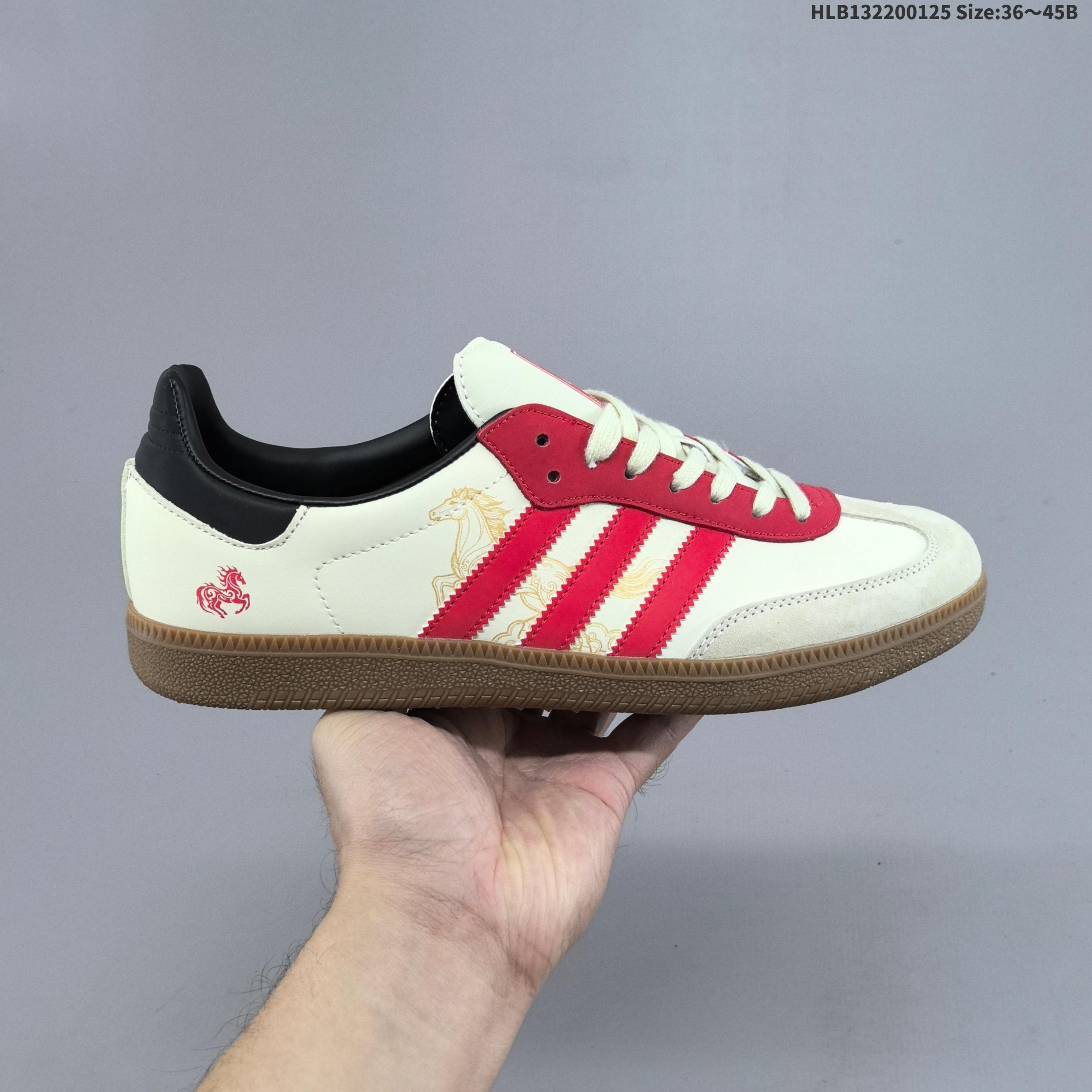 集合💰220
#采用纤维移膜皮革鞋面材质#外置橡胶大底❗️采用环保设计理念，阿迪达斯Adidas三叶草 Originals Samba Vegan OG桑巴舞系列绅士德训足球风百搭低帮休闲运动板鞋“马年限定
货号：JJ2615
材质上，adidas Originals 选用头层皮及牛巴革结合重塑其鞋身，Samba OG 的经典气息则得以保留；鞋侧的「三道杠」标识、鞋舌、内衬及后跟处均采用合成革打造，为鞋款带来更多质感，最后搭载生胶大底为鞋款完美收尾HLB132200125 Size:36～45B