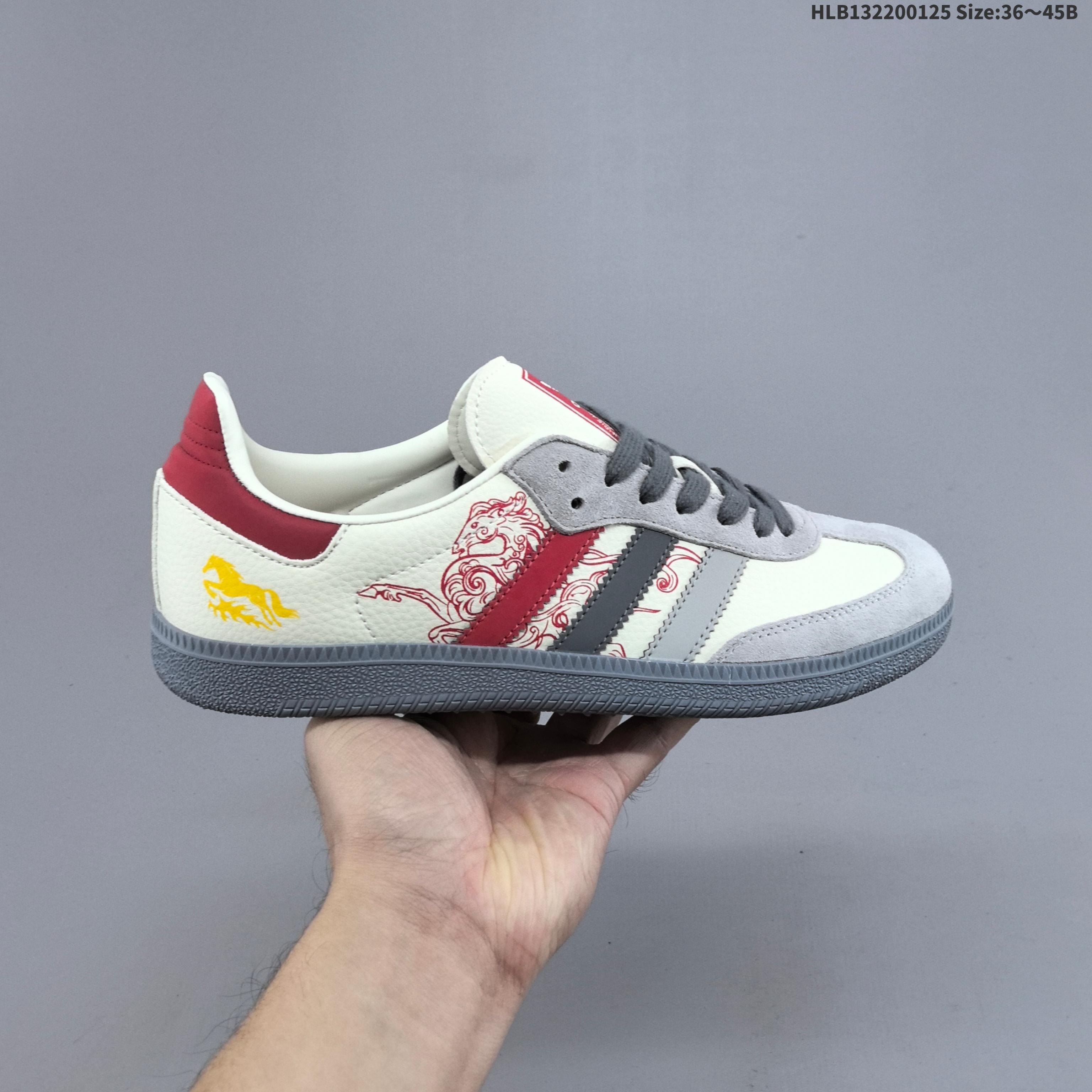 💰220
#采用纤维移膜皮革鞋面材质#外置橡胶大底❗️采用环保设计理念，阿迪达斯Adidas三叶草 Originals Samba Vegan OG桑巴舞系列绅士德训足球风百搭低帮休闲运动板鞋“马年限定
货号：JJ2615
材质上，adidas Originals 选用头层皮及牛巴革结合重塑其鞋身，Samba OG 的经典气息则得以保留；鞋侧的「三道杠」标识、鞋舌、内衬及后跟处均采用合成革打造，为鞋款带来更多质感，最后搭载生胶大底为鞋款完美收尾HLB132200125 Size:36～45B