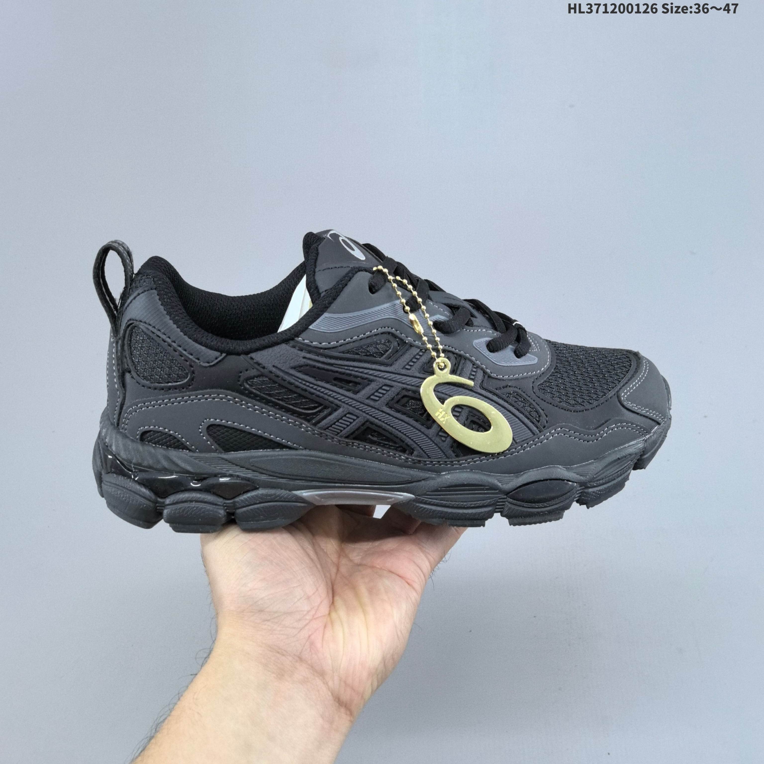 集合💰120
Asics Gel-NYC RGD 复古单品 
ASICS亚瑟士推出全新GEL-NYC，彰显纽约都市活力。这次的新系列融入了多个版本GEL的经典设计风格，广受好评。其设计灵感来源于GEL-NIMBUS 3,GEL-MC PLUS V 和 GEL-CUMULUS 16 这些往日经典鞋款。GEL-NYC使用GEL-CUMULUS 16鞋款的鞋楦设计,展现了独特的现代化美学。鞋底采用了轻质发泡材料,并在后跟和前掌处采用了ASICS亚瑟士核心科技——GEL缓震胶,赋予鞋款强大的缓冲性能,提供了更柔软舒适的穿着体验。而在原有设计的启发之上,此次鞋款采用更贴合当今潮流趋势的材料和创新技术,展现出纽约充满活力的都市精神
货号：1203A735-001
尺码：36 37 37.5 38 39 39.5 40 40.5 41.5 42 42.5 43.5 44 45 46 47HL371200126 Size:36～47