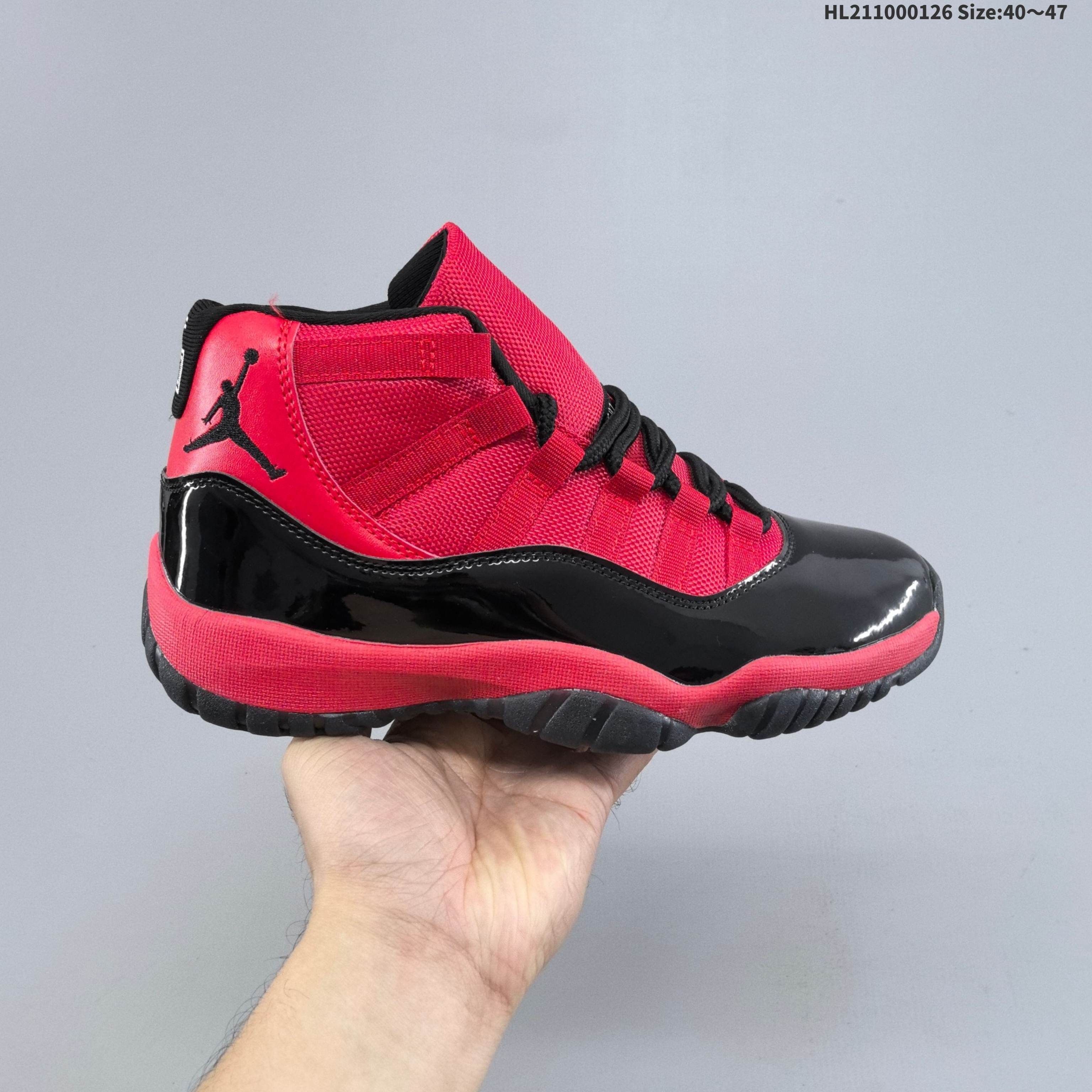 集合💰100
Air Jordan 11 Retro "Space Jam" 高帮 大灌篮 AJ11 乔丹11代 aj11 乔11 高邦 黑蓝白 男女同款 乔丹篮球鞋系列 鞋身整体采用黑色织物网眼打造,搭配黑色漆皮材质框架覆盖层,展示出不错的整体性设计;后跟依然使用经典"四五"并采用白色进行点缀,后跟侧身Jumpman Logo则以蓝色刺绣呈现,鞋带孔辅以黑色绣标上点缀蓝色迷你Jhumpman Logo,营造出奢华的氛围;最后以白色中底、大面积碳板搭配白冰蓝透明水晶外底并带有白色Jumpyman Logo完善整体设计收尾。货号:378037-100
编码HL211000126