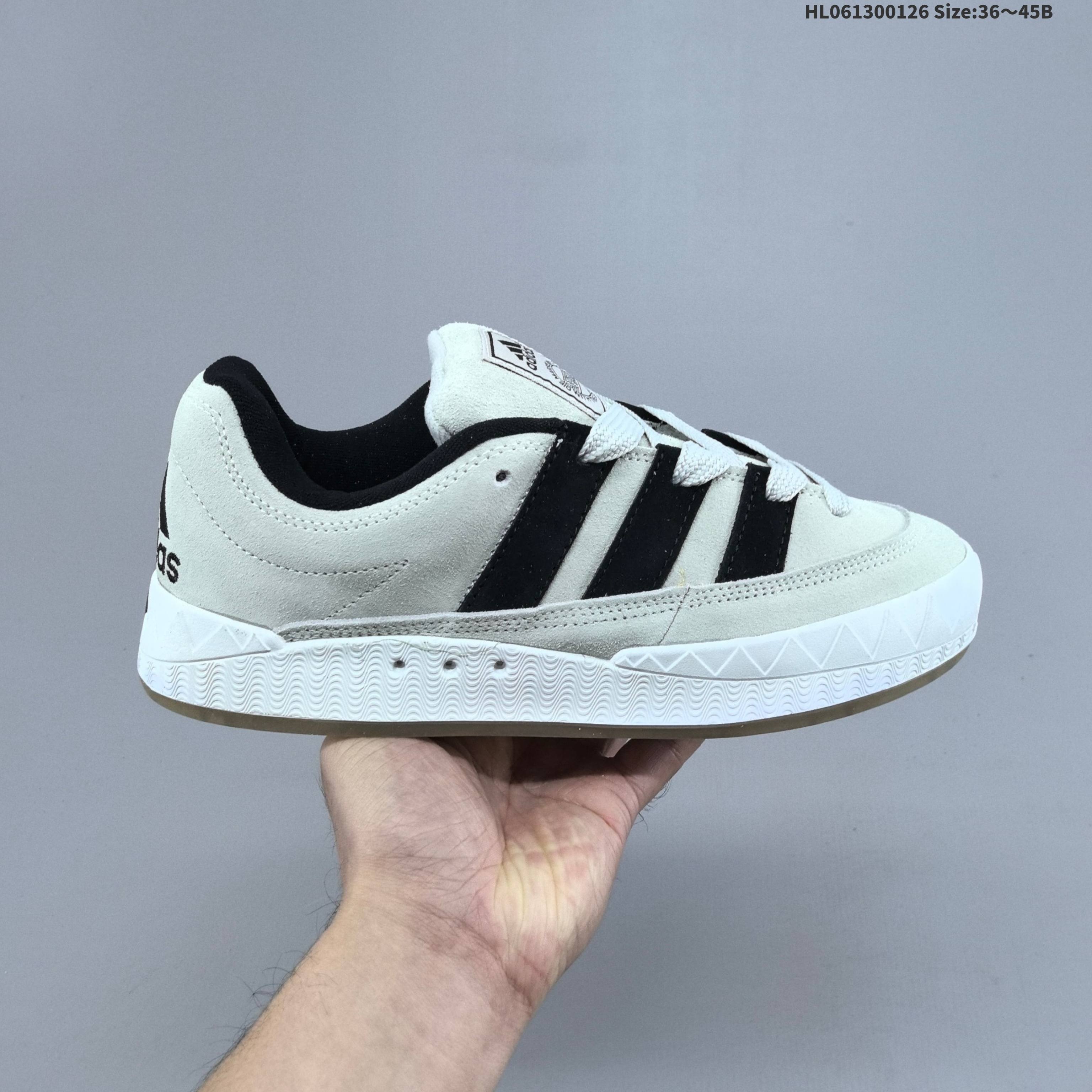 集合💰130
阿迪达斯「鲨鱼面包鞋」新联名开启,中底造型有点酷！Adidas Originals Adimatic Low"Core Black/White"马蒂奇系列低帮复古鲨鱼面包休闲运动休闲滑板板鞋“翻毛黑白”GY2091 
HL061300126 Size:36～45B