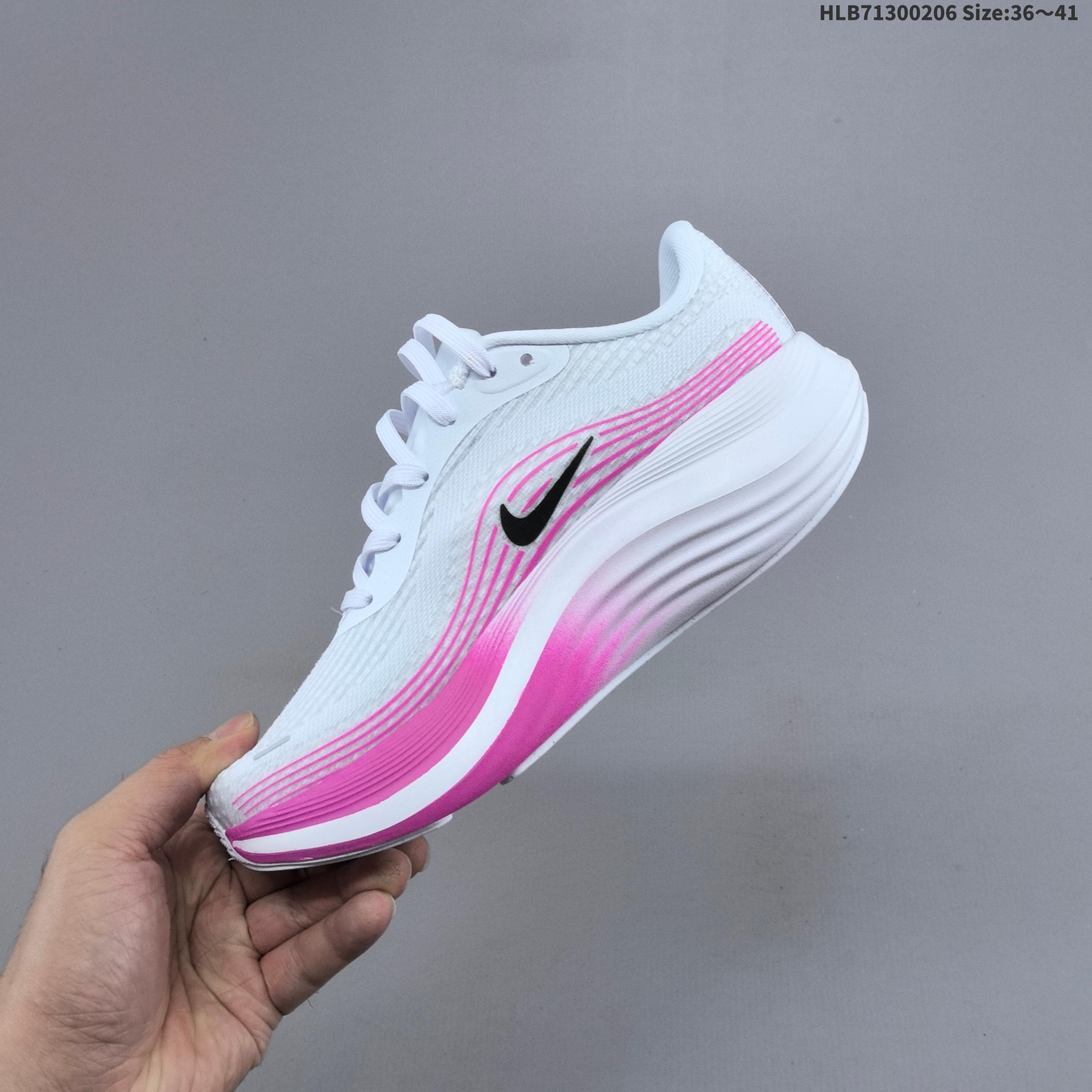 集合💰195
公司级✅Nike Journey Run 2 耐克 轻便透气 缓震舒适 运动跑步鞋 
使用了新型的缓震材料 脚感偏韧 后跟有加厚的海绵填充 鞋子前掌和后掌做了加宽设计 增加了跑步时的稳定性 织物加网纱的鞋面极好的透气性
货号:FN0228-213
ID:HLB71300206 