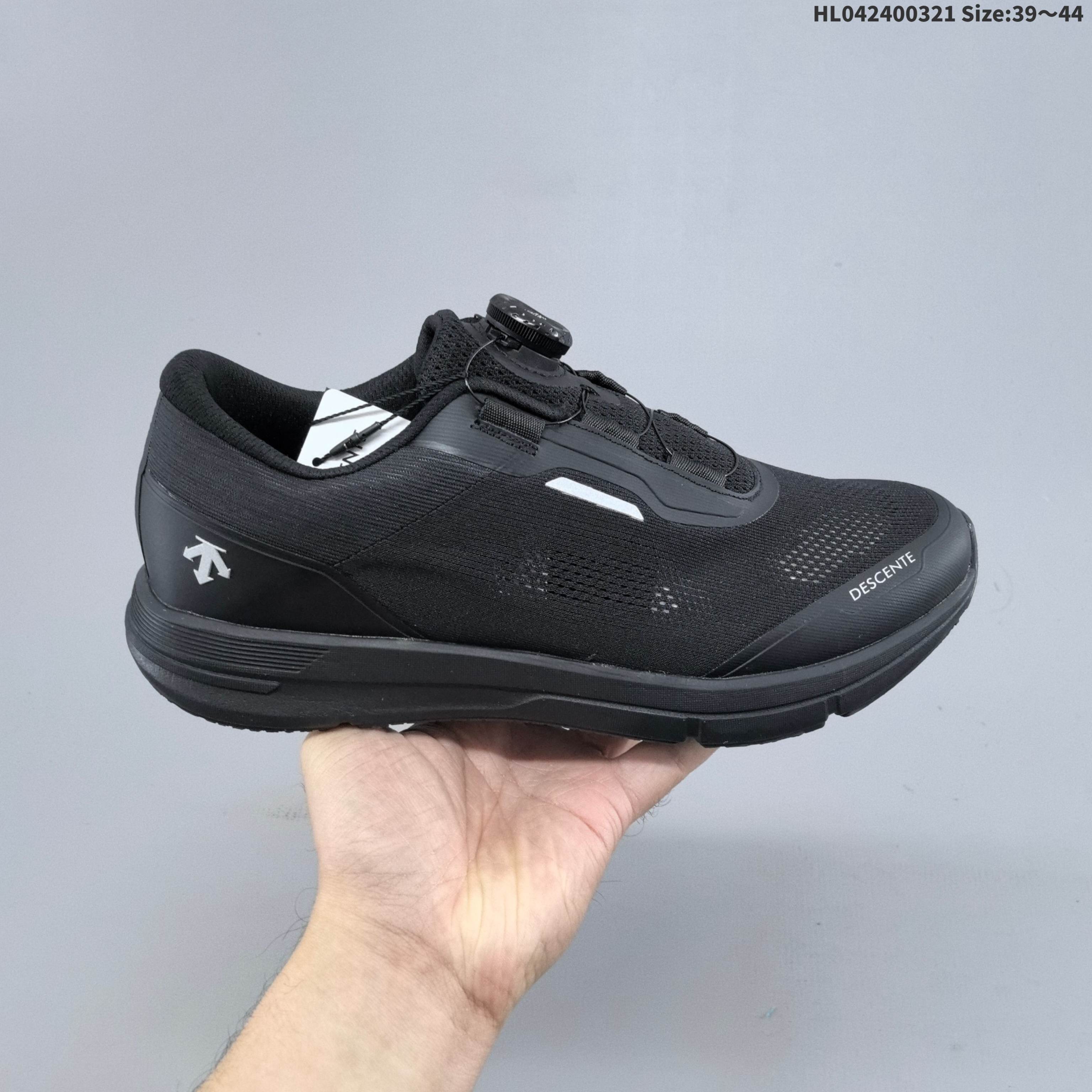 DESCENTE迪桑特 MTN WHITE 时尚休闲运动覆盖防水男子越野跑鞋 官方同步上架 适合技术路线单日徒步穿着 aeriosflgtx鞋受到长途野外跑步鞋的启发 适合在变化的地形上进行快速轻快的徒步旅行穿着,舒适而有支撑性,使您充满信心.该设计与脚部融为一体,可最大限度地减少摩擦,gore-tex保护膜可防水,采用gore隐形适体(invisiblefit)技术,更轻薄舒适.敏捷、稳定和技术路线上的自信源于vibram® megagrip外底、压缩eva内底以及一体的tpu.重量约:275g技术特点防水透气轻量耐磨鞋子鞋外底结构vibram®megagripM橡胶化合材料耐用柔软鞋子结构tpu鞋头可防磨损压缩eva泡沫内底以及一体的tpu铁芯提高了灵活性和稳定性,使您充满信心鞋子衬垫结构4mm厚or模制插片材料gore-tex薄膜tpu高耐磨保护膜cordura®网眼布 官方货号: Y5233RRN22 HL042400321