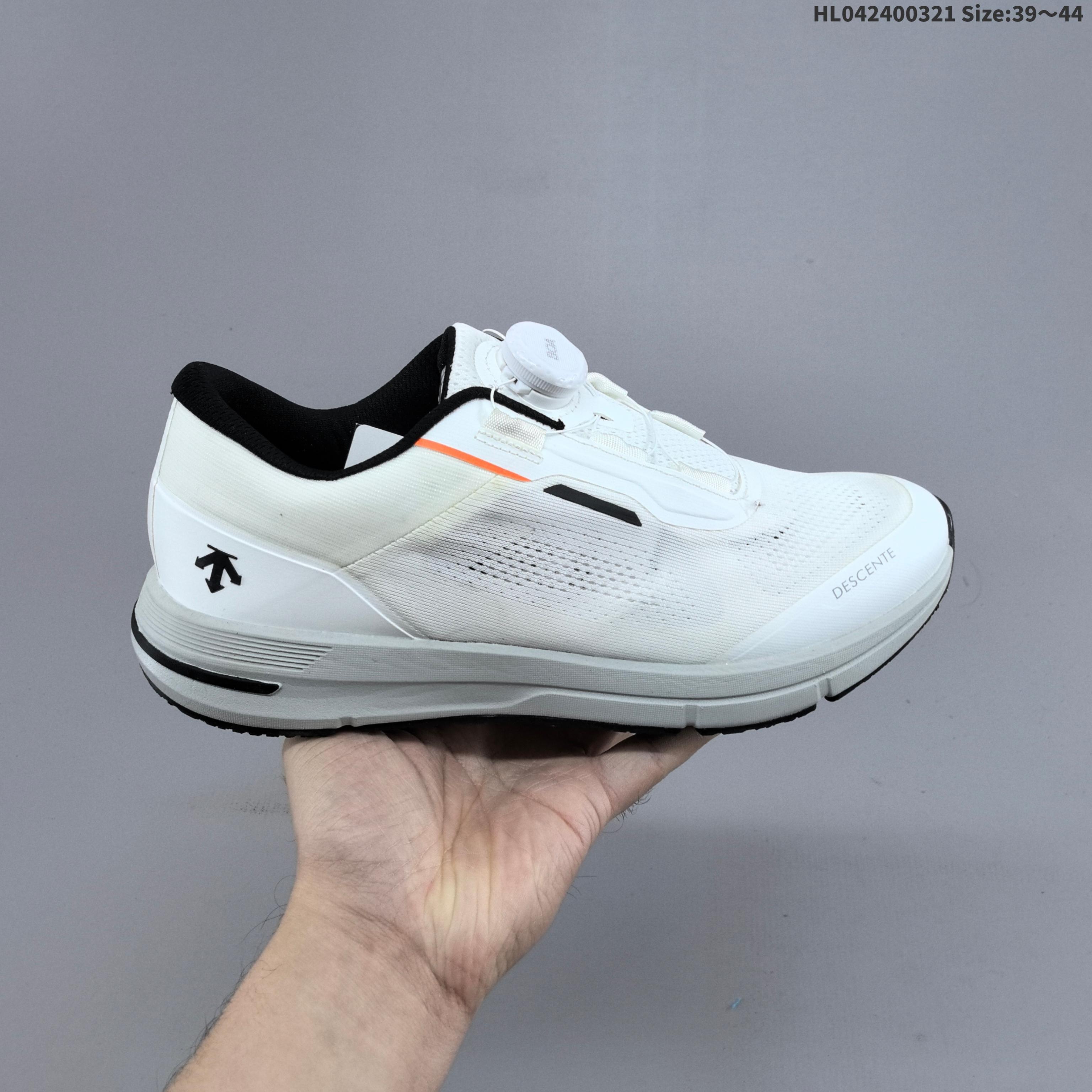 DESCENTE迪桑特 MTN WHITE 时尚休闲运动覆盖防水男子越野跑鞋 官方同步上架 适合技术路线单日徒步穿着 aeriosflgtx鞋受到长途野外跑步鞋的启发 适合在变化的地形上进行快速轻快的徒步旅行穿着,舒适而有支撑性,使您充满信心.该设计与脚部融为一体,可最大限度地减少摩擦,gore-tex保护膜可防水,采用gore隐形适体(invisiblefit)技术,更轻薄舒适.敏捷、稳定和技术路线上的自信源于vibram® megagrip外底、压缩eva内底以及一体的tpu.重量约:275g技术特点防水透气轻量耐磨鞋子鞋外底结构vibram®megagripM橡胶化合材料耐用柔软鞋子结构tpu鞋头可防磨损压缩eva泡沫内底以及一体的tpu铁芯提高了灵活性和稳定性,使您充满信心鞋子衬垫结构4mm厚or模制插片材料gore-tex薄膜tpu高耐磨保护膜cordura®网眼布 官方货号: Y5233RRN22 HL042400321