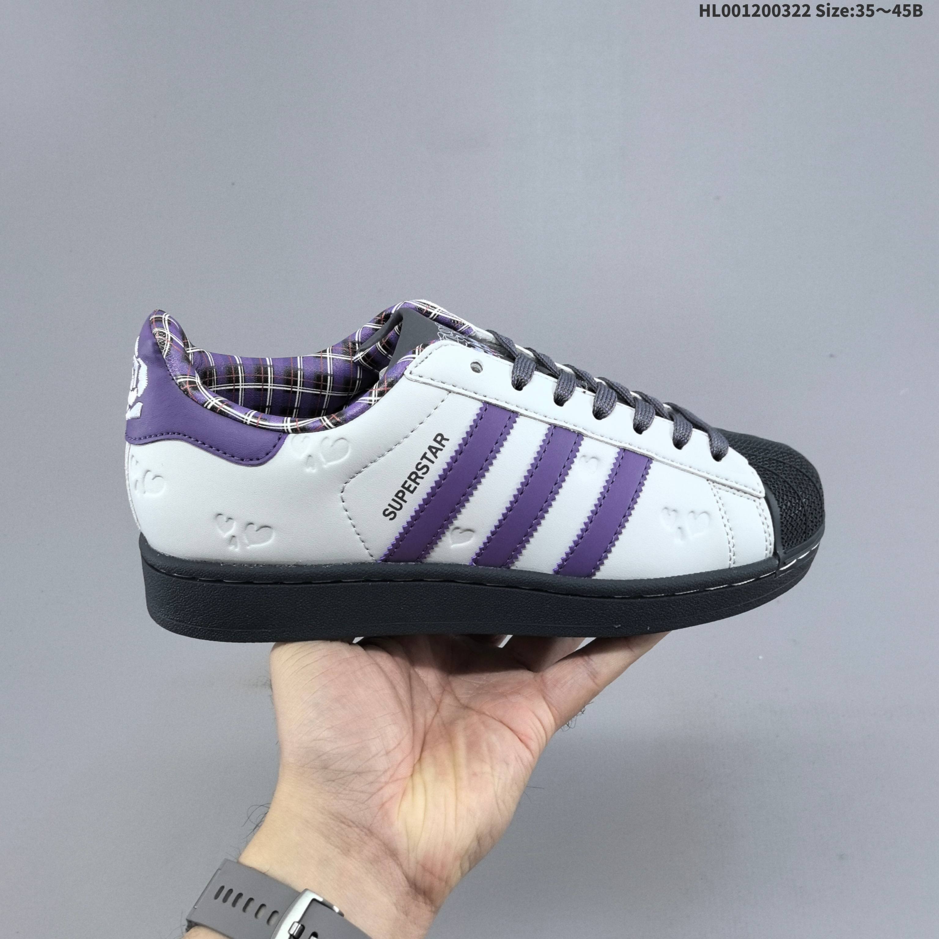 真标带半码 Adidas Original Superstar 2 阿迪达斯 低帮 情人节限定 白黑紫 男女同款 贝壳头2代防滑耐磨轻便低邦板鞋 鞋身整体以白色皮革打造,搭配经典黑色贝壳头,鞋身两侧经典锯齿三条杠Logo采用紫色皮革点缀,侧身Superstar字样黑色压印妆点,鞋身小爱心压纹细节、紫色格纹内衬、后跟不对称的火焰爱心和玫瑰刺绣,瞬间提升鞋子的时尚程度,最后黑色中底搭配同色系橡胶外底完善整体设计收尾. 货号:KH8023(2026.01.26发售) 2⁄3 36 362⁄3 371⁄3 38 382⁄3 391⁄3 40 402⁄3 411⁄3 42 422⁄3 431⁄3 44 442⁄3 451⁄3 HL001200322 B