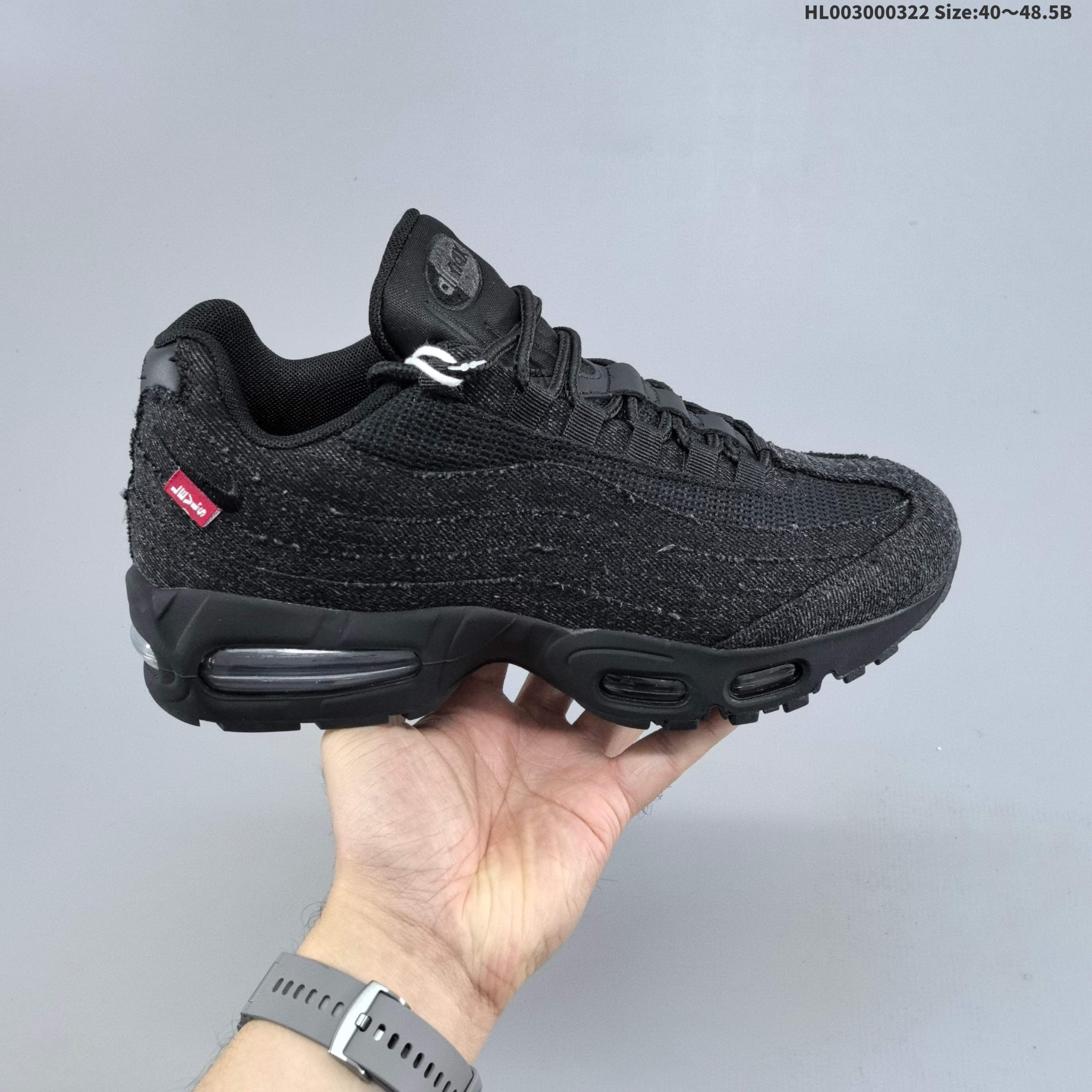 纯原版本 Levi’s x Nike Air Max 95 "Black Anthracite" 李维斯 x 耐克 Max 95 低帮 联名黑牛仔 男女同款 Nike与Levi's携手合作,打造经典Air Max 95新风貌.鞋款整体采用低调的黑牛仔与哑光白色调,搭配生胶外底,略微收窄的鞋型轮廓利落流畅,与你钟爱的Levi's牛仔裤堪称绝配.采用牛仔布材质,并辅以磨损不收边设计,搭配编织细节,赋子鞋款丰富层次与独特质感.中底经哑光处理,结合外底红色点缀与鞋垫上标志性的一元美元图案相辅相成.在细节上,除了鞋舌上彰显身份的Air Max刺绣字样外,后跟迷你Swooskh Logo黑色刺绣点缀,每一双鞋款的右脚外侧还出现了象征着Levi's的红色标签,再结合鞋垫和外底的红色Levi's Logoz点明鞋款联名对象,彰显联名风采. 货号:HM4743-001(2025.07.11发售) HL003000322 B