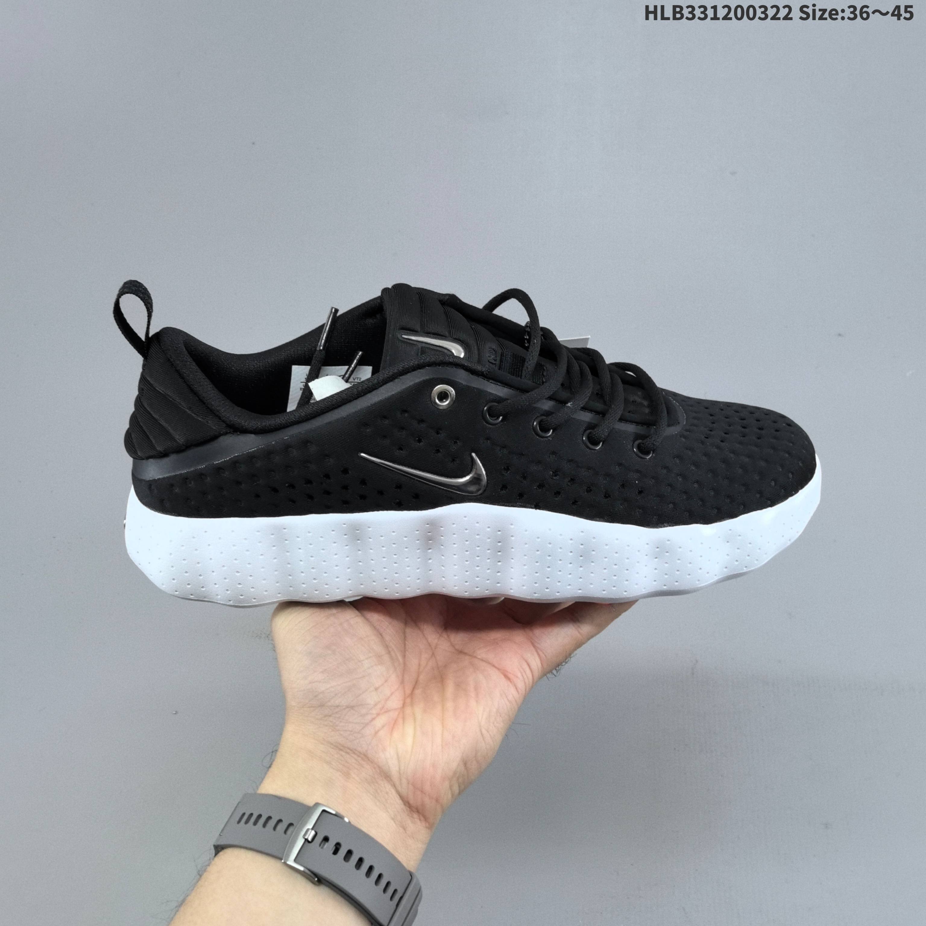 Nike Mind 002 黑科技足底按摩舒适贴合训练鞋 该系列首作 Mind 001 从神经科学中汲取灵感,打造出一款不仅外观独特,更能为穿着者带来别样感知体验的球鞋,此次新作将继续延续此核心方向.历时十年打磨的 Mind 系列,承载着 Nike 对未来鞋款的愿景呈现.系列中的每双鞋,外底均由 22 个独立泡沫结节构成,旨在模拟赤足般的体验.这些结节通过与足底感官感受器的相互作用,从而促进人体的自然步态. 货号:HQ4308 101HLB331200322