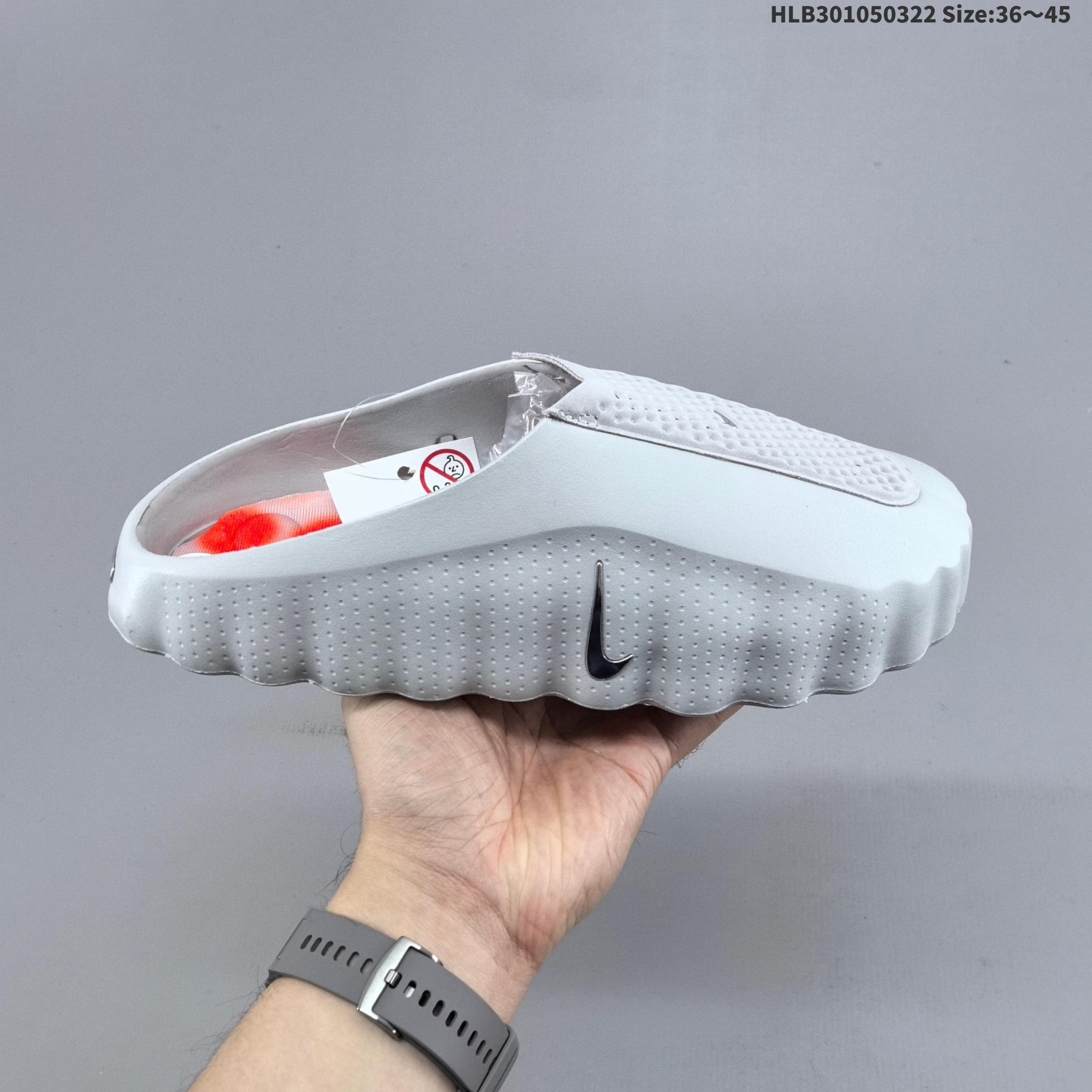 真标✅Nike Mind 001 Recovery Slide 耐克 舒适柔软包头拖鞋 黑科技产物 作为耐克首款结合神经科学研发的鞋款 它最大的设计在于鞋底 鞋底嵌有22个独立泡棉节点 上脚后能有效刺激足底触觉 搭配吸睛的外观 适合在运动后放松时穿着 带来独特体验 货号:HQ4307-003 lD:HLB301050322