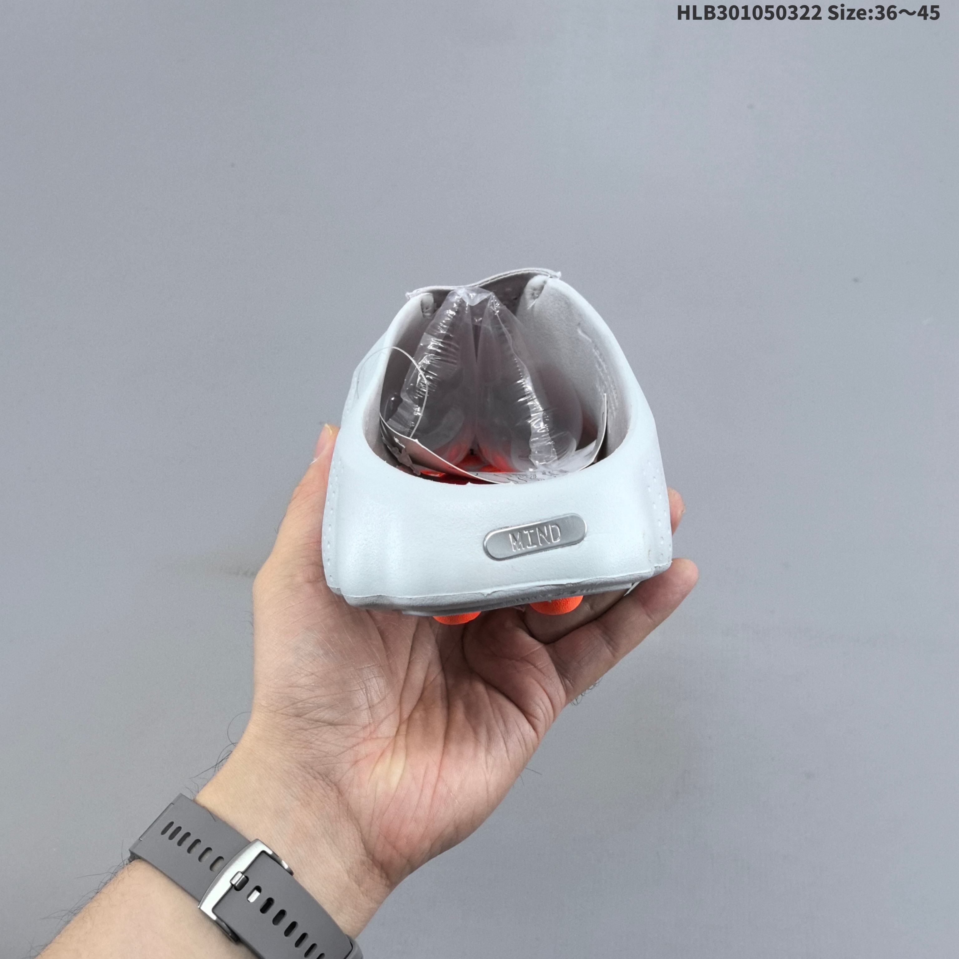 真标✅Nike Mind 001 Recovery Slide 耐克 舒适柔软包头拖鞋 黑科技产物 作为耐克首款结合神经科学研发的鞋款 它最大的设计在于鞋底 鞋底嵌有22个独立泡棉节点 上脚后能有效刺激足底触觉 搭配吸睛的外观 适合在运动后放松时穿着 带来独特体验 货号:HQ4307-003 lD:HLB301050322