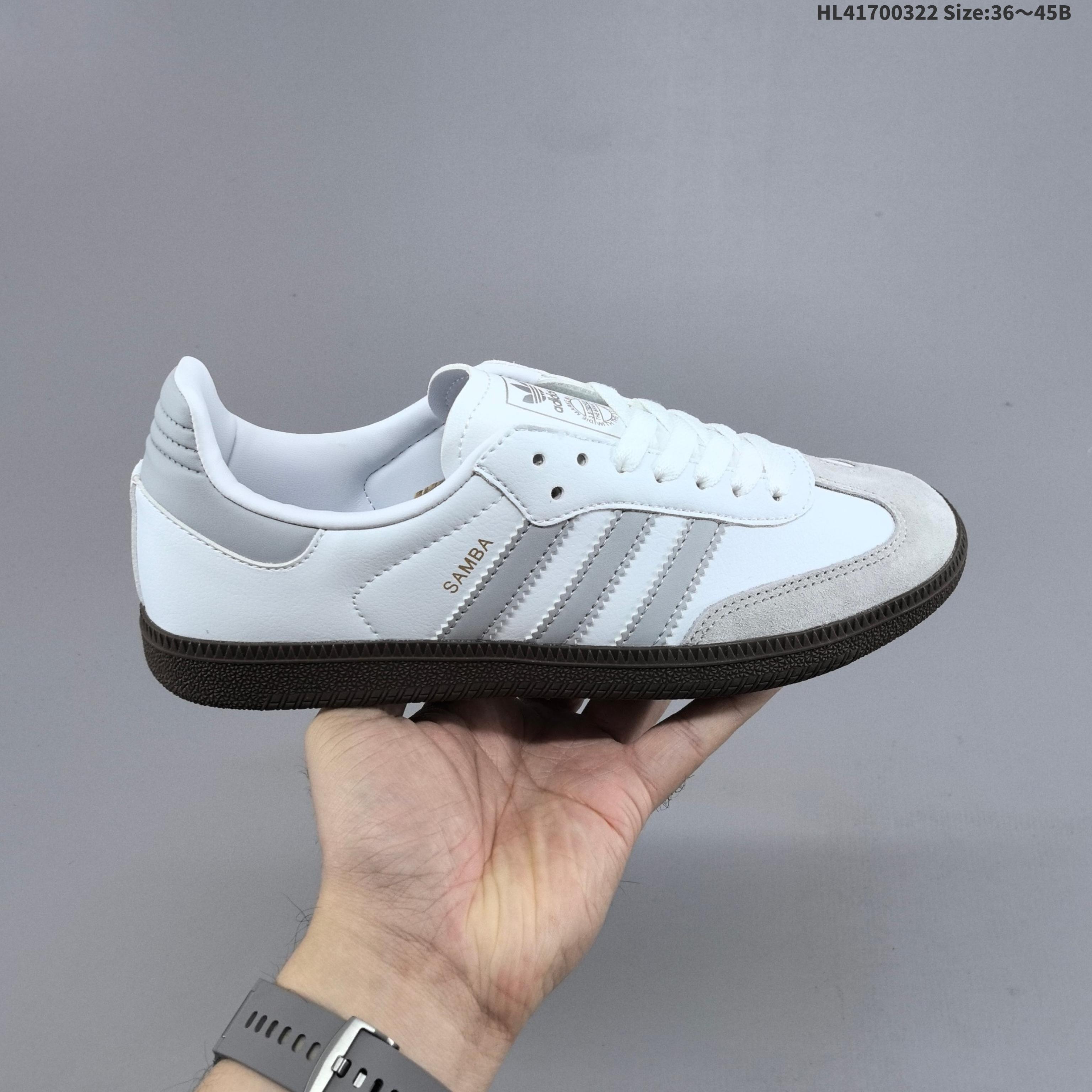集合 Adidas originals Samba OG 阿迪达斯 低帮 白灰 德训鞋 这款Samba经典鞋,忠于原版设计,鞋面整体以白色皮革呈现,搭配灰色麂皮框架,侧边经典灰色皮革三条杠及金色压印Samba,鞋舌上点缀灰色三叶草Logo,采用皮毛革鞋面,穿着舒适,搭配生胶外底,风格复古.货号:JH6479 编码:HL41700322 B