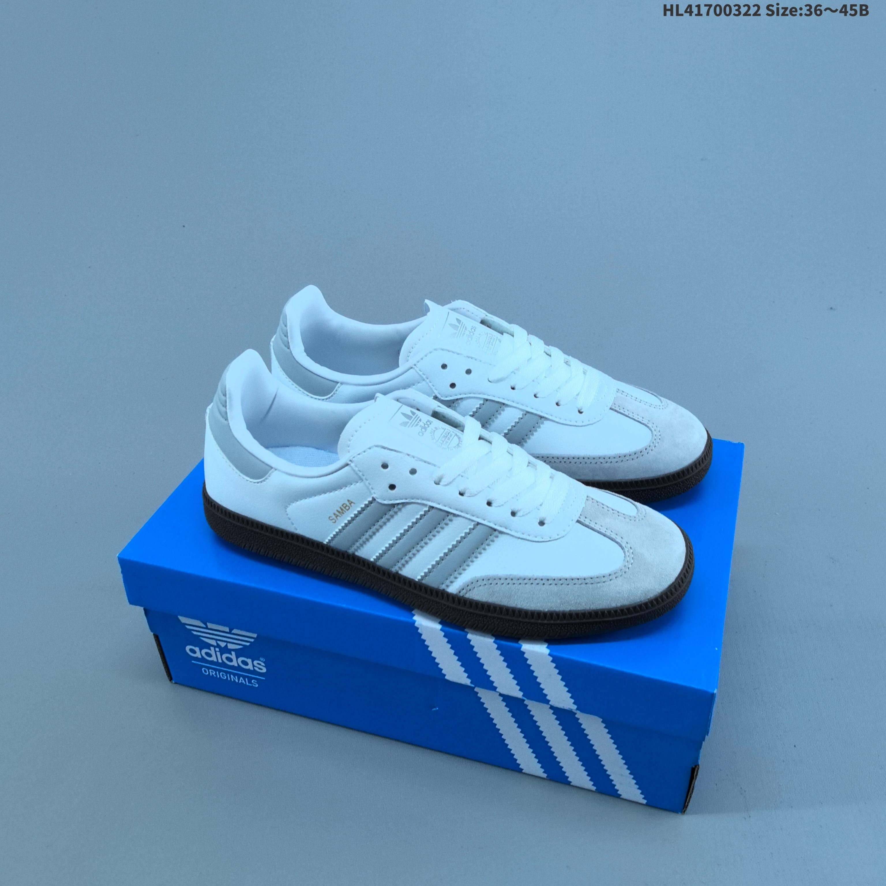 集合 Adidas originals Samba OG 阿迪达斯 低帮 白灰 德训鞋 这款Samba经典鞋,忠于原版设计,鞋面整体以白色皮革呈现,搭配灰色麂皮框架,侧边经典灰色皮革三条杠及金色压印Samba,鞋舌上点缀灰色三叶草Logo,采用皮毛革鞋面,穿着舒适,搭配生胶外底,风格复古.货号:JH6479 编码:HL41700322 B