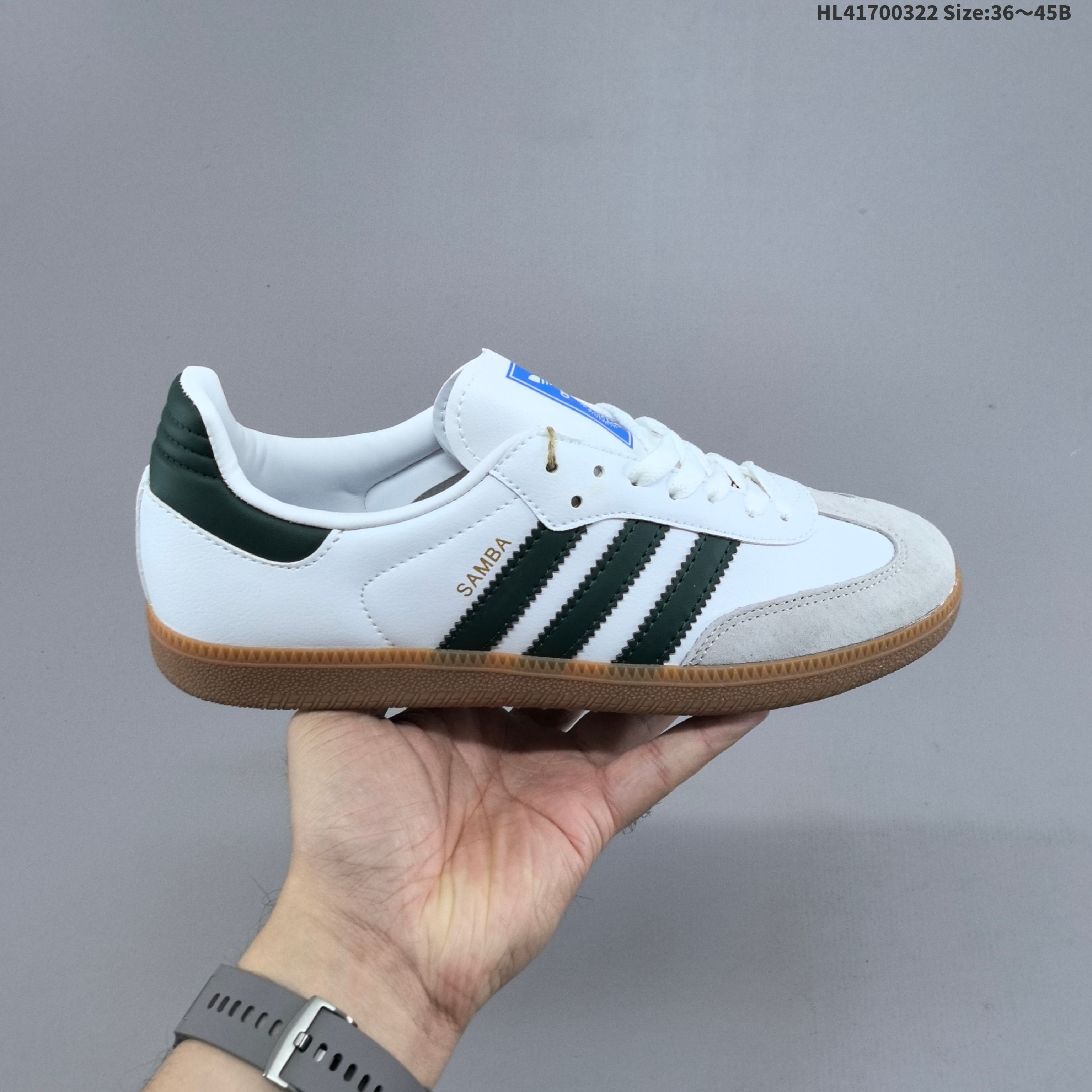集合 Adidas originals Samba OG 阿迪达斯 低帮 白灰 德训鞋 这款Samba经典鞋,忠于原版设计,鞋面整体以白色皮革呈现,搭配灰色麂皮框架,侧边经典灰色皮革三条杠及金色压印Samba,鞋舌上点缀灰色三叶草Logo,采用皮毛革鞋面,穿着舒适,搭配生胶外底,风格复古.货号:JH6479 编码:HL41700322 B