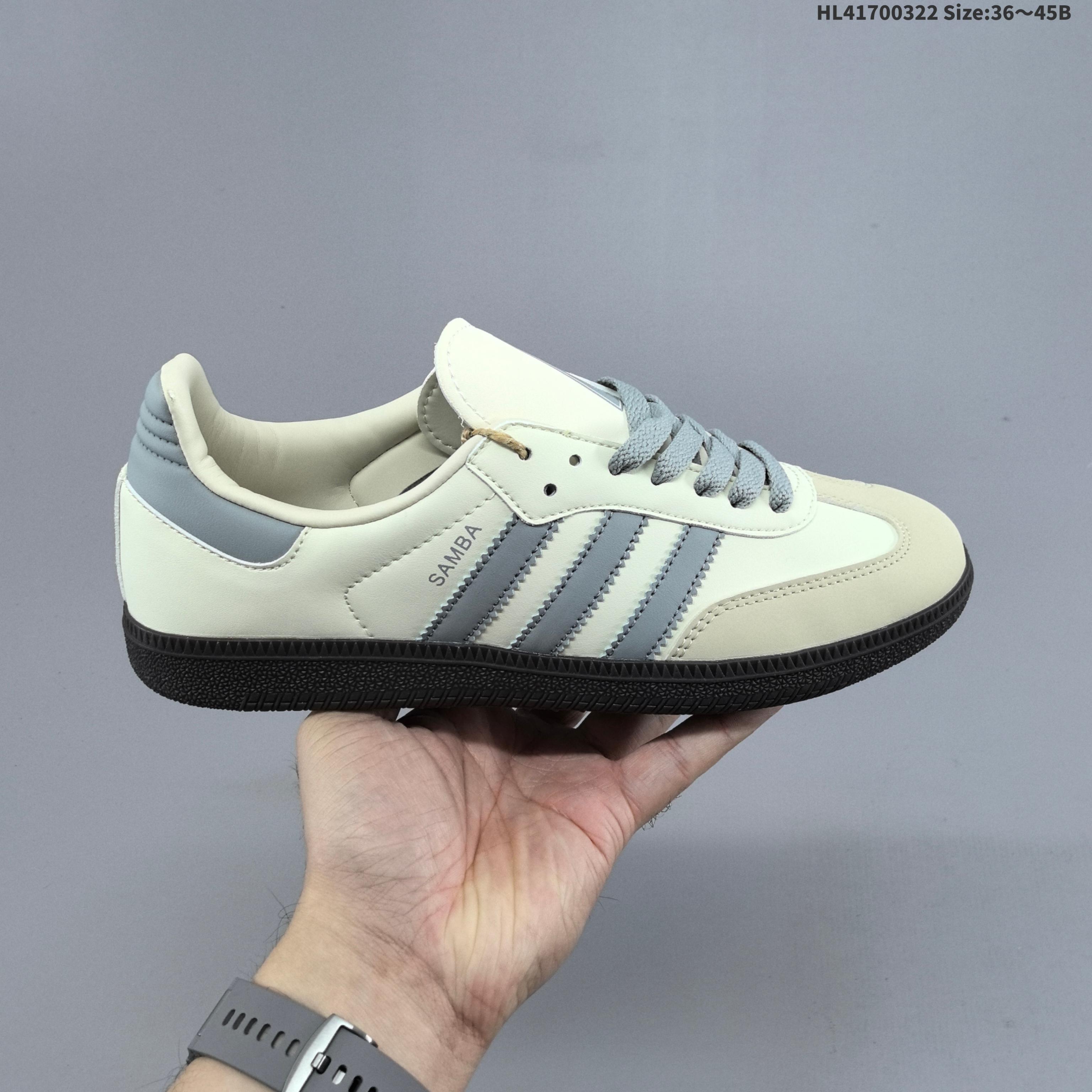 集合 Adidas originals Samba OG 阿迪达斯 低帮 白灰 德训鞋 这款Samba经典鞋,忠于原版设计,鞋面整体以白色皮革呈现,搭配灰色麂皮框架,侧边经典灰色皮革三条杠及金色压印Samba,鞋舌上点缀灰色三叶草Logo,采用皮毛革鞋面,穿着舒适,搭配生胶外底,风格复古.货号:JH6479 编码:HL41700322 B