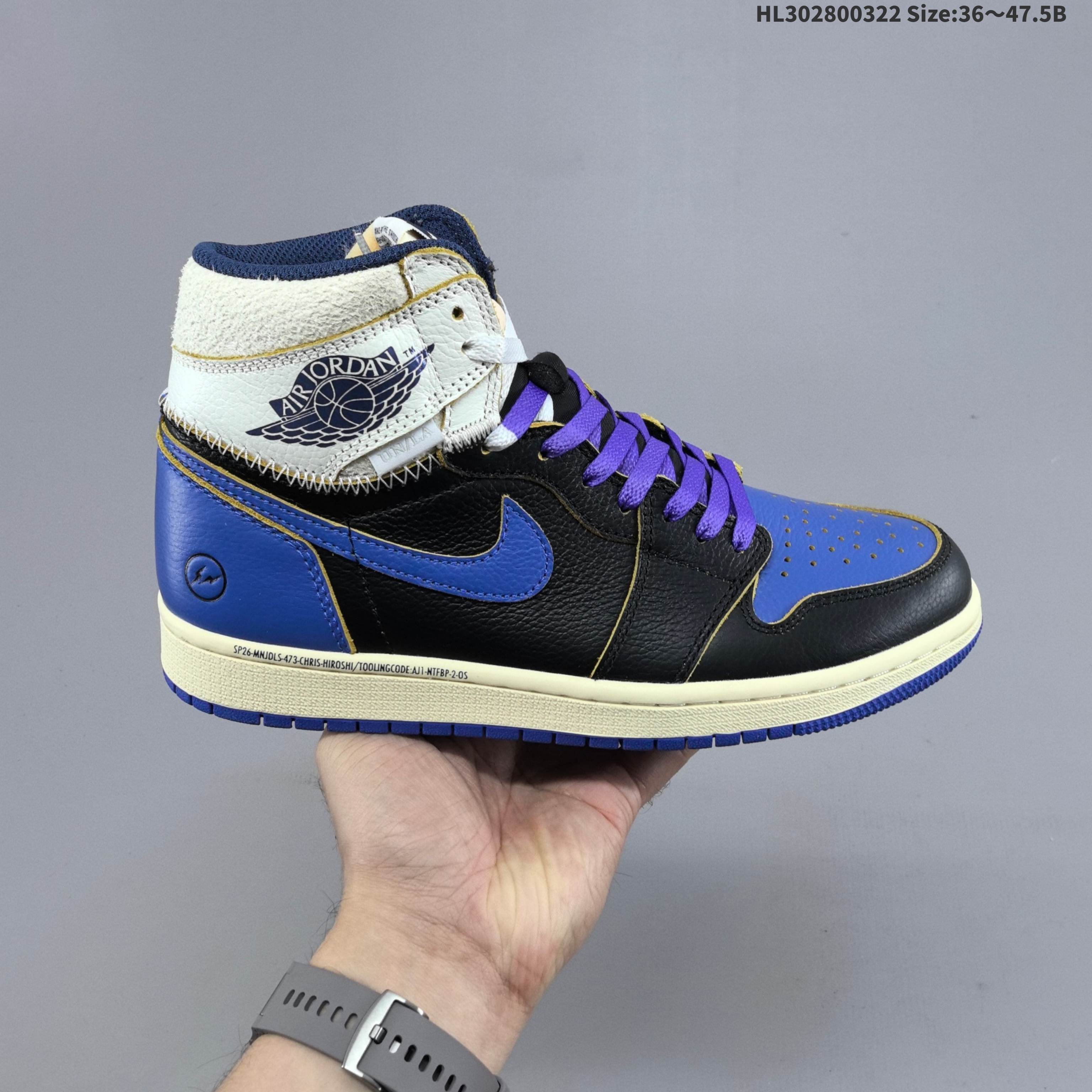 头层带半码 Union LA x Fragment Design x Air Jordan 1 Retro High OG "Sport Royal" 高帮 三方联名 藤原浩皇家蓝拼接 AJ1 乔丹1代 aj1 乔1 高邦 皇家蓝闪电拼接 乔丹篮球鞋系列 鞋身主体来自经典藤原浩的皇家蓝配色,蓝色鞋面搭配黑色框架覆盖层,鞋身两侧Swoosh Logo以皇家蓝点缀,鞋舌绣标上以蓝色Nike Swoosh Logo呈现,而鞋帮及后跟处则来自更受欢迎的灰色麂皮配色,Wings Logos采用黑色压印妆点,中间使用粗犷的缝纫方式连接,气质独特值得玩味.后跟位置呈现压印Fragmentf闪电Logo图案,中底部分印有"Chris" 、 "Hiroshi"和"SP226 "等字样,彰显鞋款的联名身份.鞋款中融入的Union标志性解构美学,如外露的泡沫鞋舌与明显的缝线等,更添几分复古风情.Union LA此番对配色的重塑更具巧思:通过加入视觉感鲜明的锯齿形缝线、自带复古质感的做旧毛边,再配上品牌专属的"UN/LA"标识,彰显联名身份,为这一经典鞋型注入了解构主义的全新风格. 货号:IO7847-001(2026.02发售) HL302800322 B