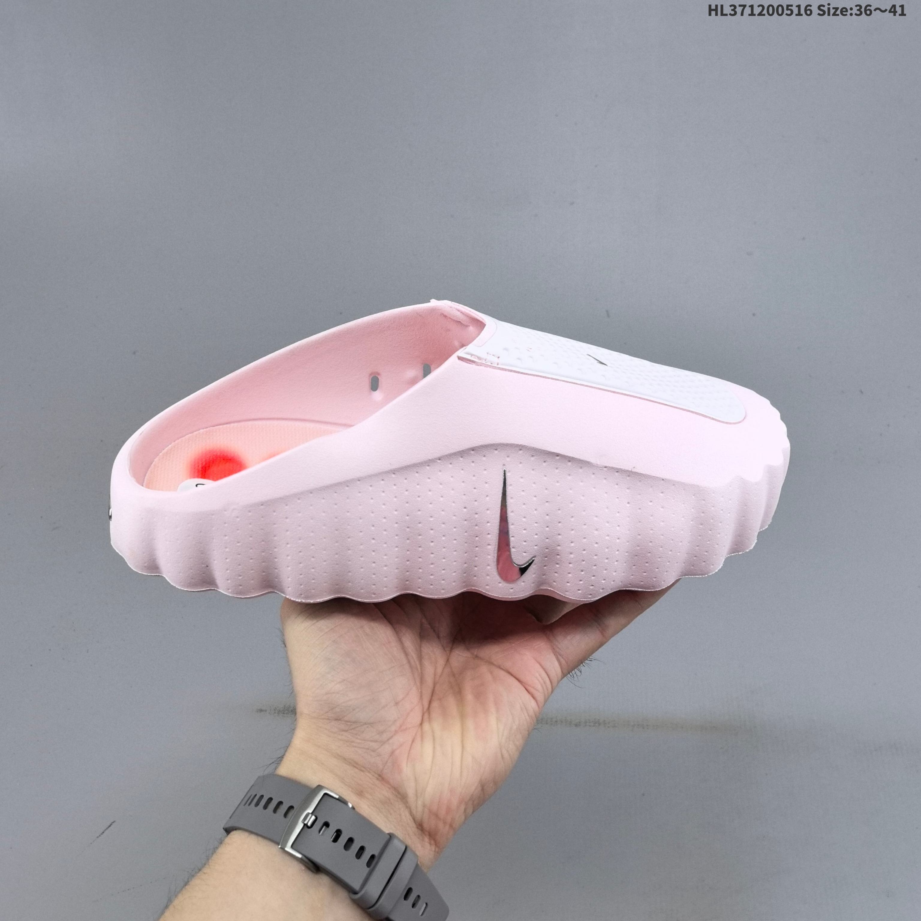 Nike Mind 001 耐克 米橙色 男女同款 足底按摩包头拖鞋专为室内外综合训练打造 整体以米色为主,鞋面是穿孔的透气织物材质,侧面装饰着闪亮的金属铬迷你Swoosh Logo,简约中带着亮点;后跟做了分层褶皱设计,还压印有精致的"Mind"字样铭牌,细节质感直接拉满;从Mind 001到Mind 002,这双鞋最特别的就是鞋底藏着22个独立泡棉节点,看起来科技感满满.此外,鞋垫左脚印"Nike Mind",右脚印"Sciencej Departments"细节直接拉满. 货号:HQ4307-610 编码:HL371200516