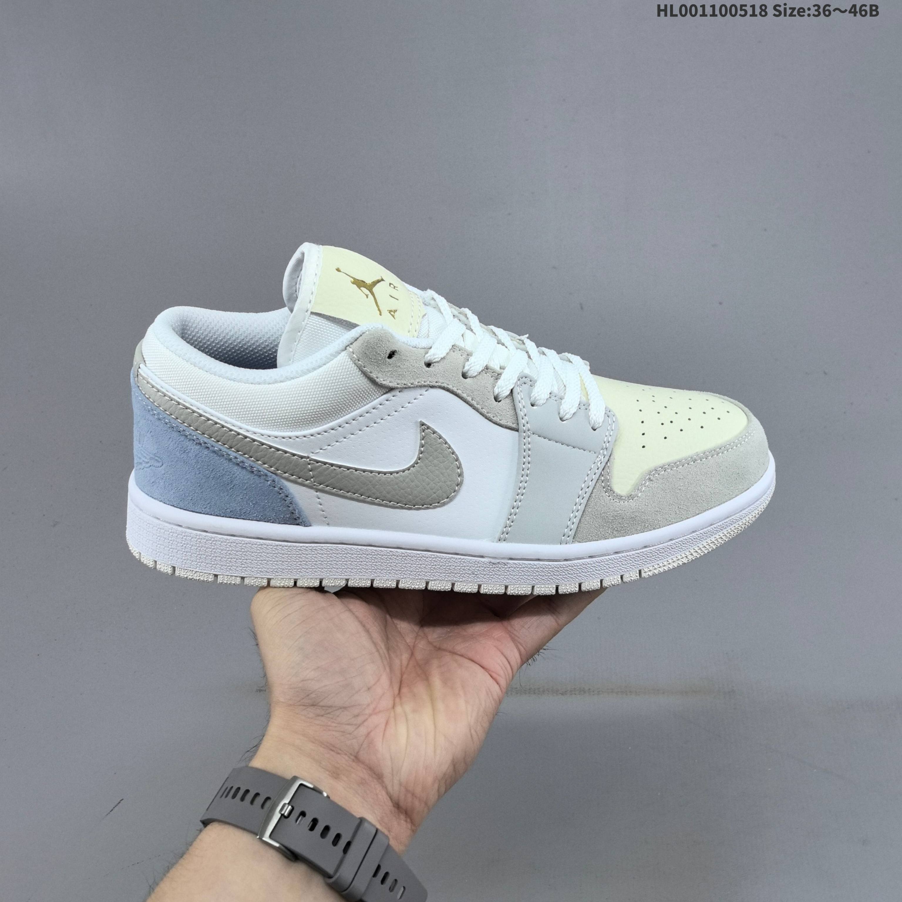 头层带半码 Air Jordan 1 Low "Paris" 低帮 小巴黎白灰 AJ1 乔丹1代 aj1 乔1 低邦 巴黎小迪奥 男女同款 乔丹篮球鞋系列 借着今年巴黎奥运会的势头,Air Jordan 1 Low "Paris"来袭!整双鞋在 Air Jorddan 1 Low的鞋型基础上,将法国建筑风格融入鞋款设计;鞋款采用白色、天灰色和足球灰色为主色调,材质上,采用光面、荔枝纹、麂皮、磨砂皮等不同鞋面材质结合,既呈现极强的一体性,又兼顾了丰富的层次表现.鞋身两侧Swoosh Logo采用灰色皮革点缀,鞋舌位置点缀金色Jumpmman Logo,在浅色衬托下,带来极为亮眼的视觉效果;后跟Wings Logo则以压印呈现,附赠专属皮革吊牌,整双鞋无不向外透漏着高级优雅二字. 货号:CV3043-100(2020.02.22发售) HL001100518 B