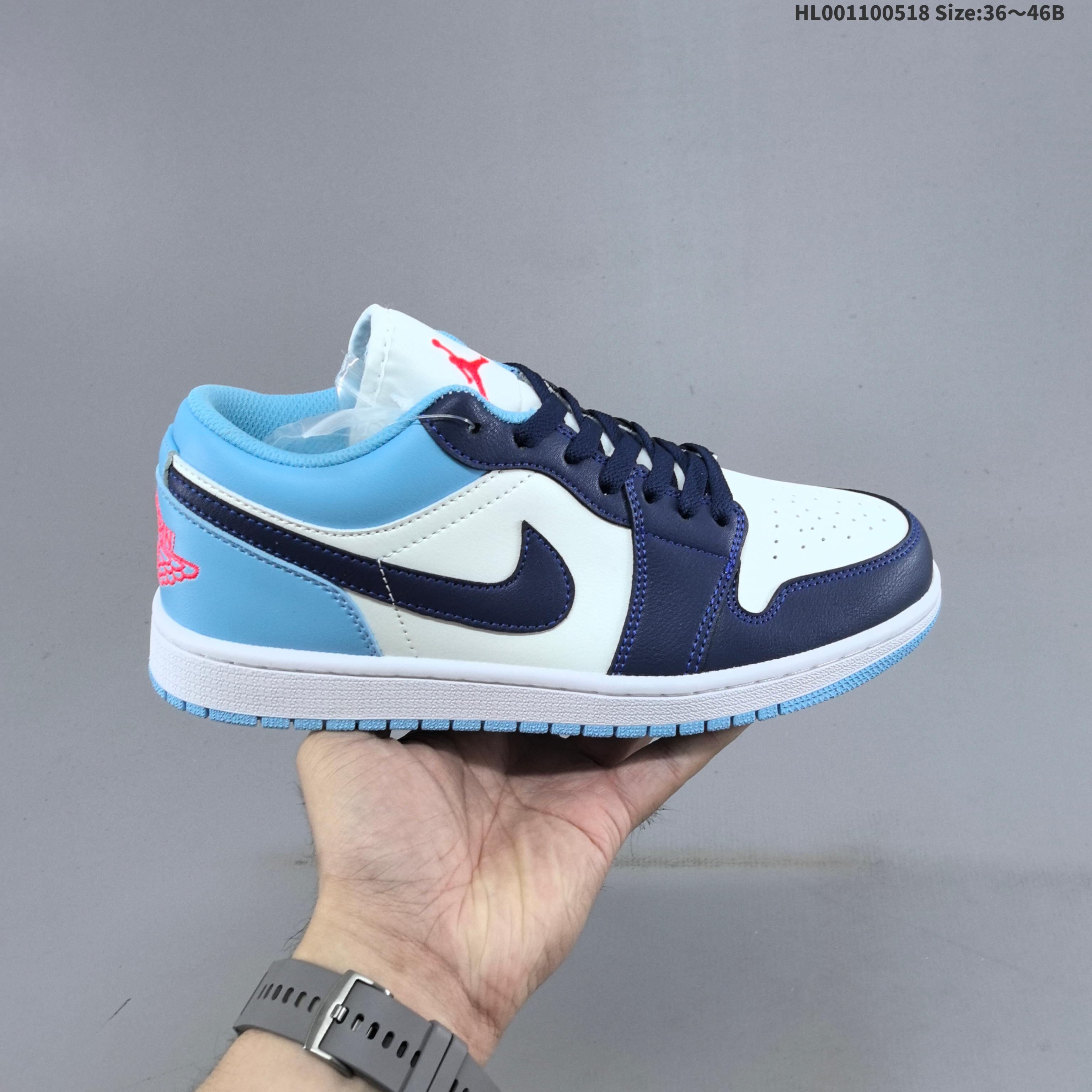 头层带半码 Air Jordan 1 Low "Paris" 低帮 小巴黎白灰 AJ1 乔丹1代 aj1 乔1 低邦 巴黎小迪奥 男女同款 乔丹篮球鞋系列 借着今年巴黎奥运会的势头,Air Jordan 1 Low "Paris"来袭!整双鞋在 Air Jorddan 1 Low的鞋型基础上,将法国建筑风格融入鞋款设计;鞋款采用白色、天灰色和足球灰色为主色调,材质上,采用光面、荔枝纹、麂皮、磨砂皮等不同鞋面材质结合,既呈现极强的一体性,又兼顾了丰富的层次表现.鞋身两侧Swoosh Logo采用灰色皮革点缀,鞋舌位置点缀金色Jumpmman Logo,在浅色衬托下,带来极为亮眼的视觉效果;后跟Wings Logo则以压印呈现,附赠专属皮革吊牌,整双鞋无不向外透漏着高级优雅二字. 货号:CV3043-100(2020.02.22发售) HL001100518 B