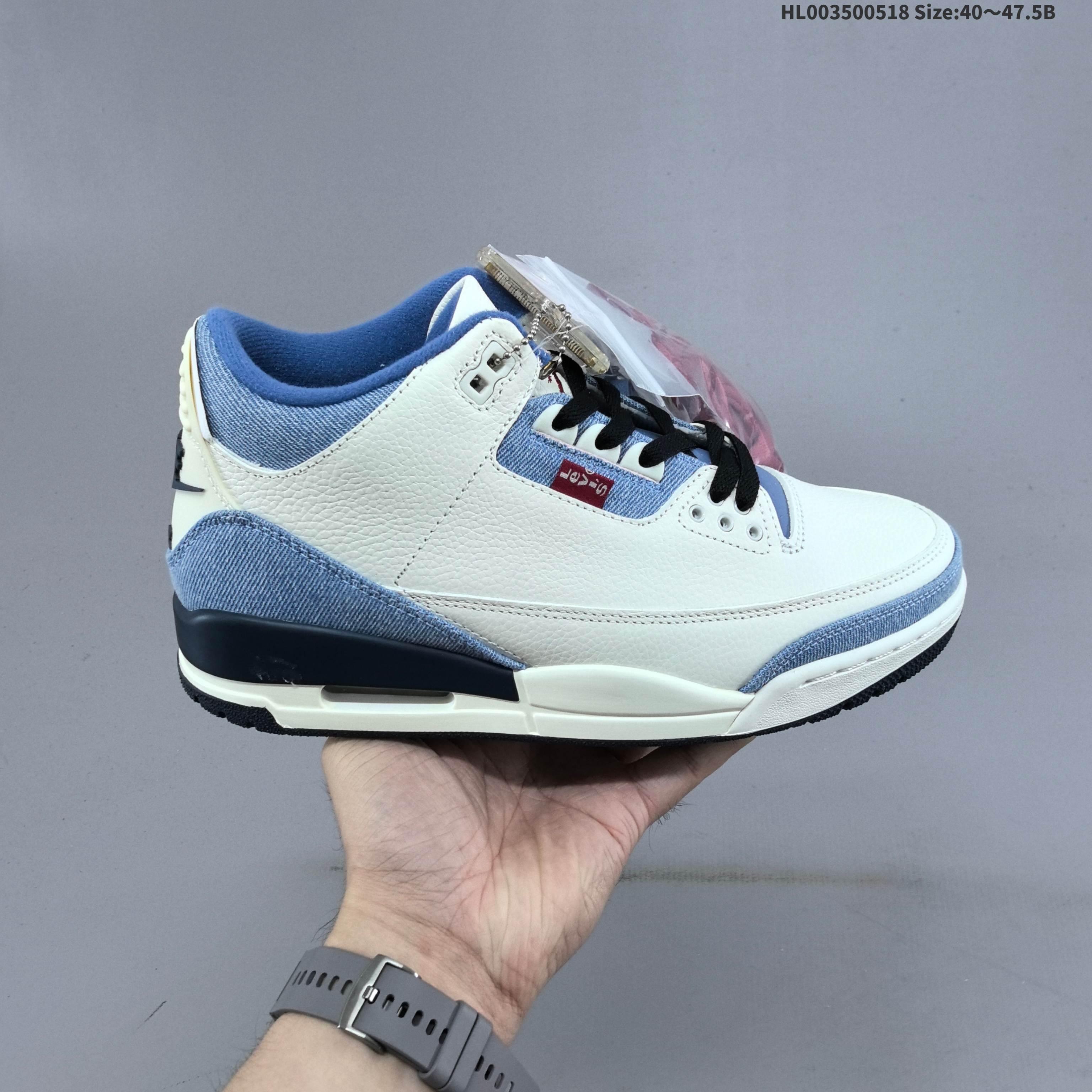 纯原版本 Levi's x Air Jordan 3 "All-star" 李维斯 全明星限定 白蓝 AJ3 乔丹3代 aj3 乔3 丹宁白蓝 男女同款 乔丹篮球鞋系列 鞋系列鞋款在延续Air Jordan 3经典轮廓的基础上,巧妙融入Levi's标志性的丹宁工艺与细节,营造出兼具复古质感与街头风格的独特气质;鞋款摒弃了标志性的大象纹设计,鞋头、鞋跟与鞋带孔处,将质感细腻的白色光面皮革与柔软的蓝色丹宁布拼接相融,冷暖撞色既营造出简约利落的视觉美感,又悄然致敬了李维斯经典的工装基因.鞋舌处Jumpxman Logo采用红色点缀,添上一抹亮眼的点睛之笔,鞋跟处的蓝色Nike Air标识,则让鞋款与乔丹品牌的经典历史一脉相承;鞋侧饰有红色Levi's标签,彰显联名身份.最后以b白蓝双色中底搭配蓝红橡胶外底及Nike字样完善整体设计收尾. 货号:IR0912-400(2026.03.01发售) HL003500518 B