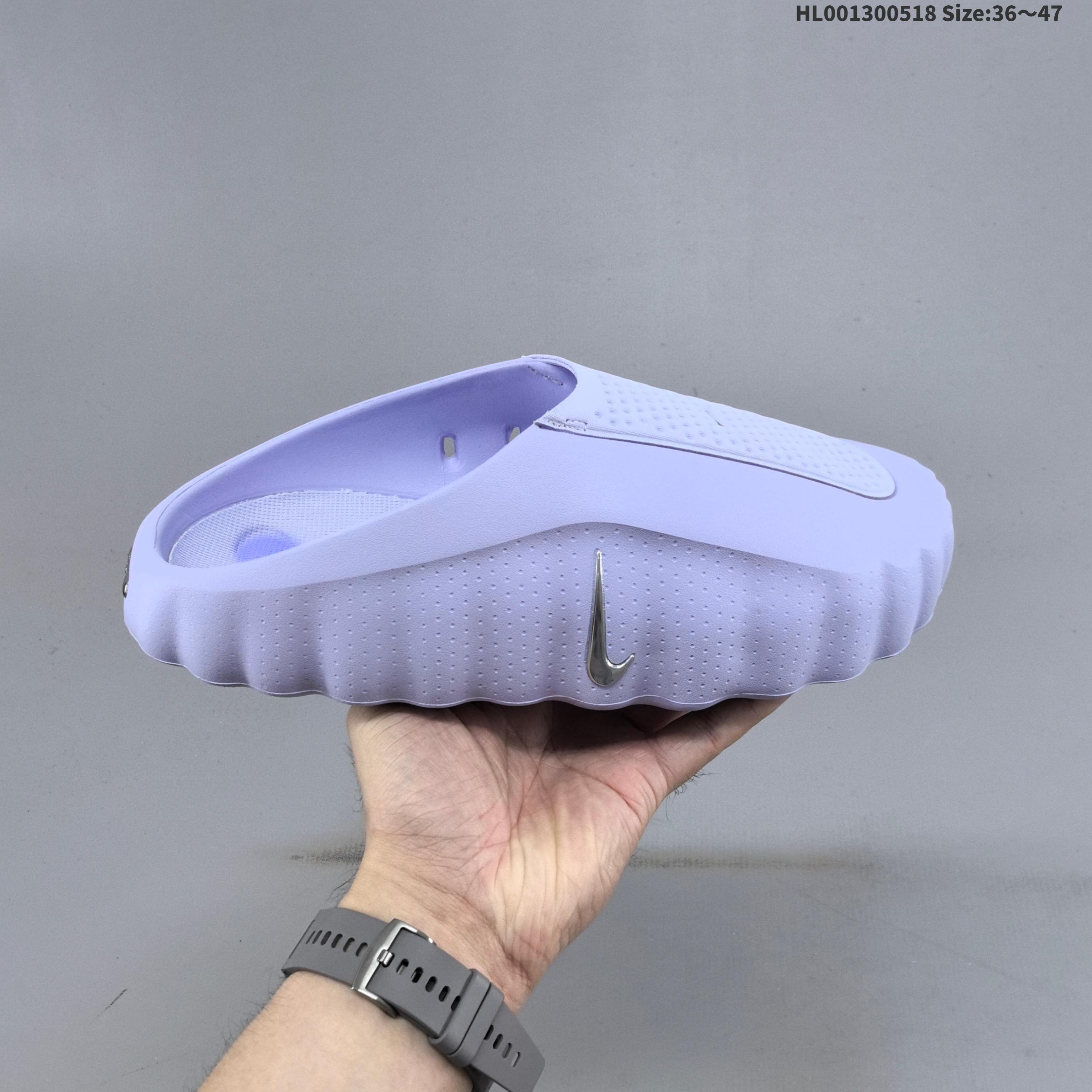 Nike Mind 001 耐克 淡紫色 男女同款 足底按摩包头拖鞋专为室内外综合训练打造 整体以淡紫色为主,鞋面是穿孔的透气织物材质,侧面装饰着闪亮的金属铬迷你Swoosh Logo,简约中带着亮点;后跟做了分层褶皱设计,还压印有精致的"Mind"字样铭牌,细节质感直接拉满;从Mind 001到Mind 002,这双鞋最特别的就是鞋底藏着22个独立泡棉节点,看起来科技感满满.此外,鞋垫左脚印"Nike Mind",右脚印"Sciencex Departments"细节直接拉满. 货号:HQ4309-500(2026.06.01发售) HL001300518
