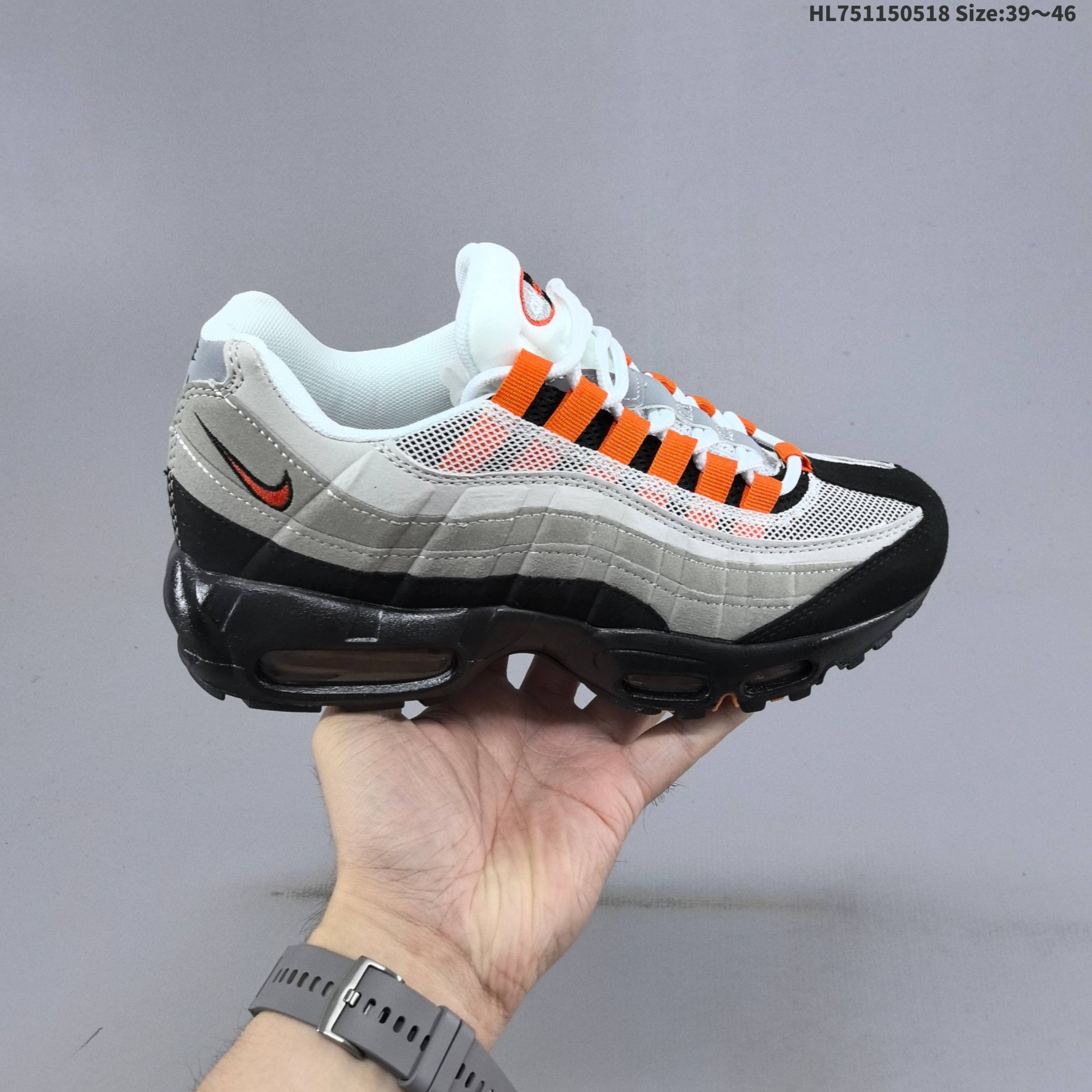 Nike Wmns air max 95 TT 三原色 95联名系列 延续 Nike Air Max 1/97 SW 的灯芯绒风潮,Nike Sportswear 带来一组异材质拼接的鞋款以帆白色皮革为主要材质,拼接蓝色灯芯绒装饰 货号:DH4682 400 编码:HL751150518