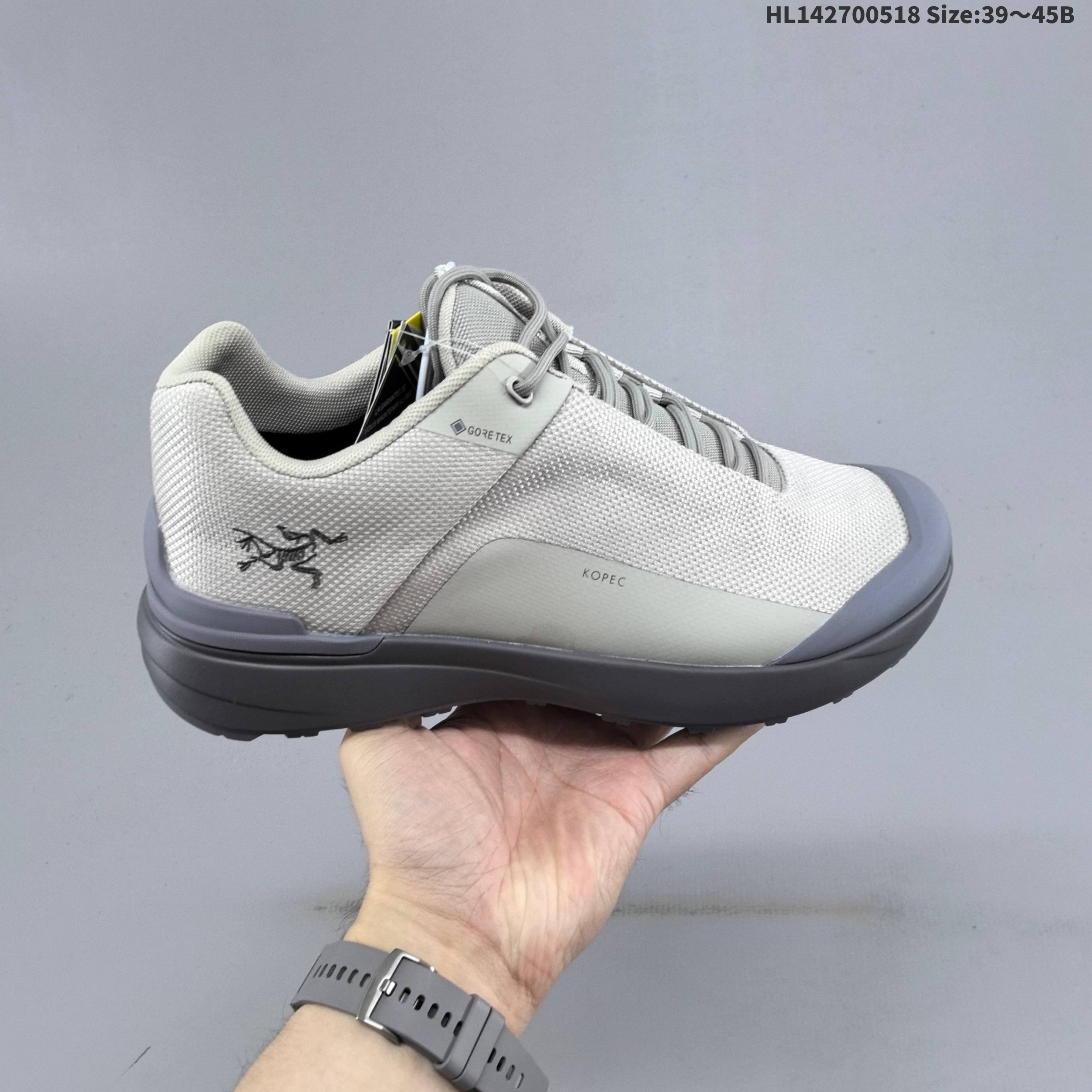 公司级✅Arcteryx始祖鸟 NORVAN KOPEC GTX 覆盖防水 低帮户外登山徒步鞋 特有的独立衬垫 穿着更合脚 带有Gore-Tex防水内衬 提供透气性和防风雨性能 同时内靴带有橡胶平底 与外靴分离后可单独作为营地鞋使用 鞋面为无缝层压拼接的4层结构 兼顾耐久和轻量 并提供足够的透气性 中底使用轻量的EVA泡沫制成 轻量柔软具有弹性 并吸收脚部作用力 Bora系列的Vibram大底通过不同模块的组合 使其具备了较好的支撑性和抓地力 在脚跟部位特别设计了Y型突起结构 稳定脚部动作 提升制动功能 适合徒步 登山等户外活动 ID:HL142700518 B