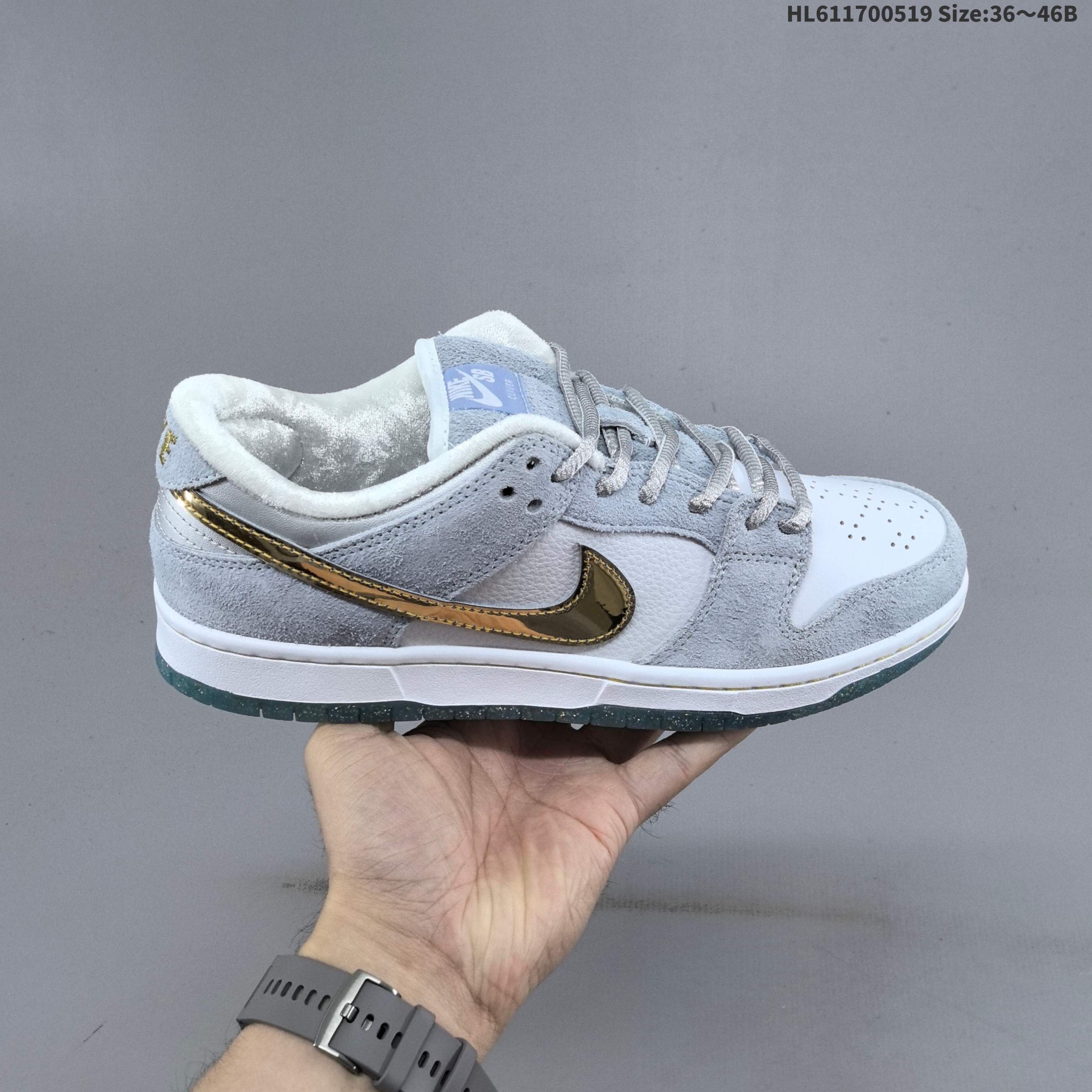 公司级!耐克Nike Dunk Low 板鞋 冰雪奇缘SB系列经典百搭休闲运动板鞋加厚鞋舌的填充,使舒适性大大提升,同时也更方便穿脱中底部分则加入了脚感柔软舒适ZoomAir气垫,有效吸收滑板等极限运动在落地时带来的冲击力,为街头运动者们提供更好的保护. 货号:DC9936 100 编码:HL611700519 B