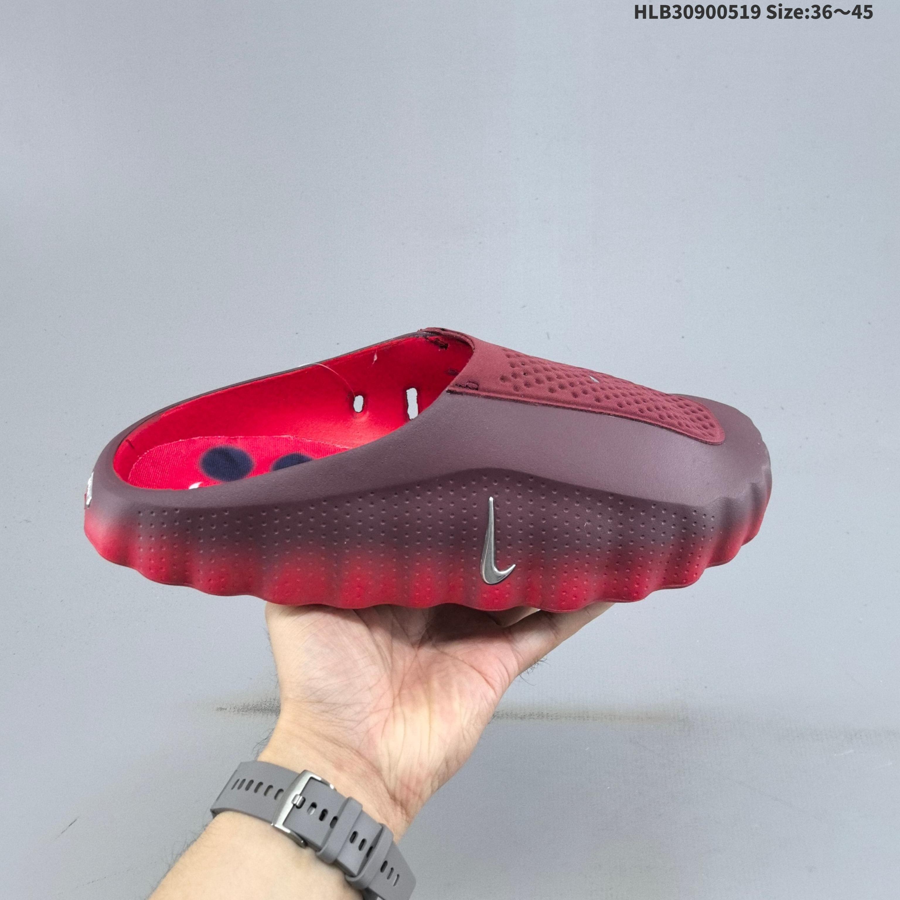 Nike Mind 001 耐克 黑色 足底按摩科技风包头拖鞋专为室内外综合训练打造 整体以红色为主,鞋面是穿孔的透气织物材质,侧面装饰着闪亮的金属铬迷你Swoosh Logo,简约中带着亮点;后跟做了分层褶皱设计,还压印有精致的"Mind"字样铭牌,细节质感直接拉满;从Mind 001到Mind 002,这双鞋最特别的就是鞋底藏着22个独立泡棉节点,看起来科技感满满.此外,鞋垫左脚印"Nike Mindb",右脚印"Sciencex Department"细节直接拉满. 货号:HQ4307-001(2026.01.08发售)HLB30900519