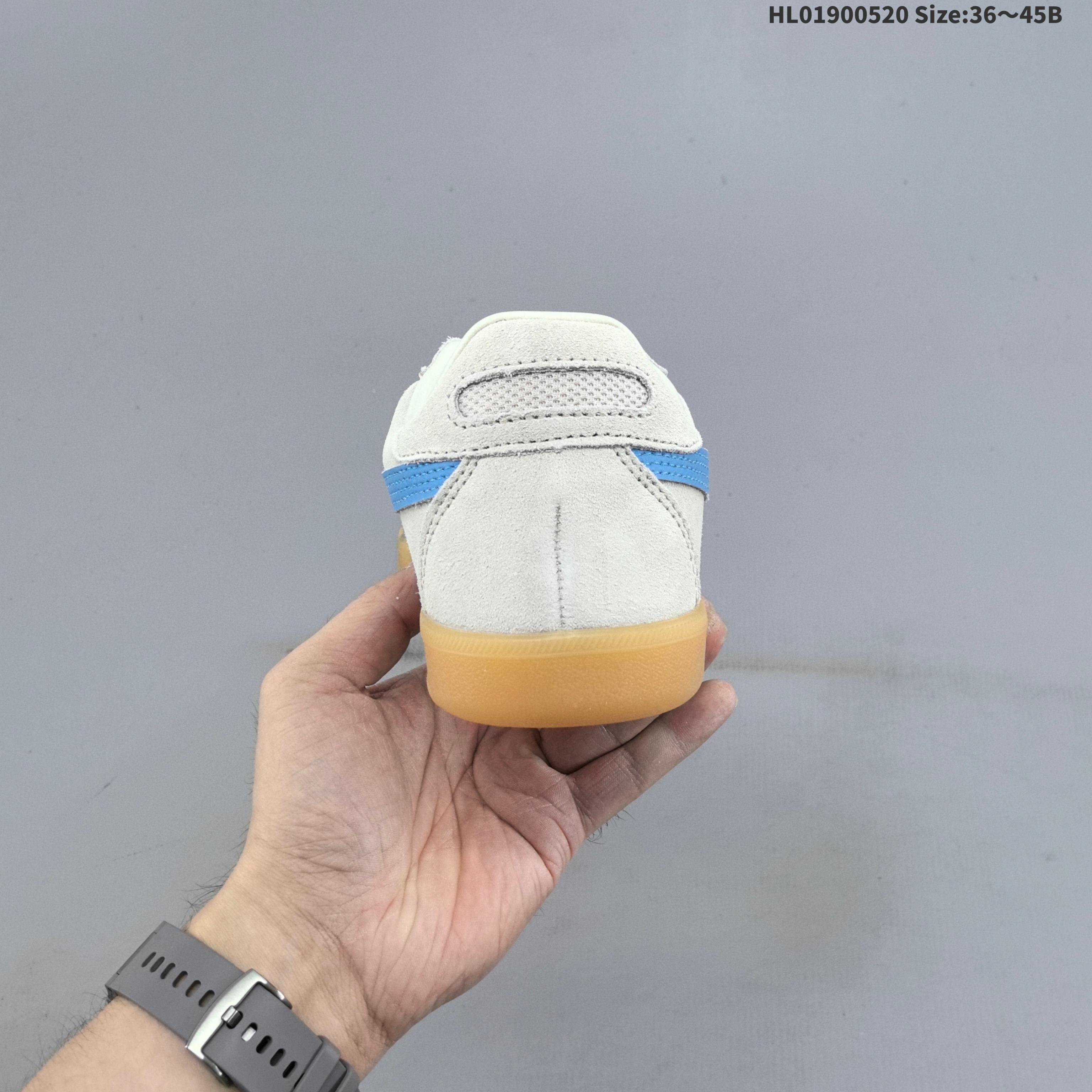 亚瑟士 TOKUTEN 男女士复古跑鞋街拍潮鞋低帮板鞋经典款中性复古运动鞋,轻盈舒适,时尚与复古与一体!轻盈的款式,四季适合~简单的设定配合修长的线条,全鞋身以柔软皮革打造,散发着日本新一代的潮流品味,无论配衬任何造型都能胜任.Tokuten 精神来自80年代的室内用鞋,T-TOE前足补强设计,环状中底底部结构,橡胶大底元素,防滑耐磨的同时保持着鞋子的轻盈,并提供良好牵引力,脚感柔软舒适,长时间行走也不会觉得脚部不适.经典复刻款,休闲百搭. 货号:1183A907-202 ID:HL01900520 B